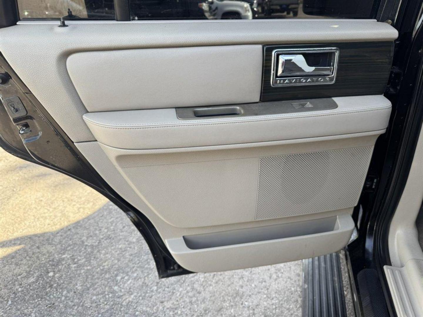 2008 Black /Tan Lincoln Navigator (5LMFU27598L) with an 5.4l V8 EFI Sohc 3v 5.4l engine, Automatic transmission, located at 745 East Steele Rd., West Columbia, SC, 29170, (803) 755-9148, 33.927212, -81.148483 - Photo#19