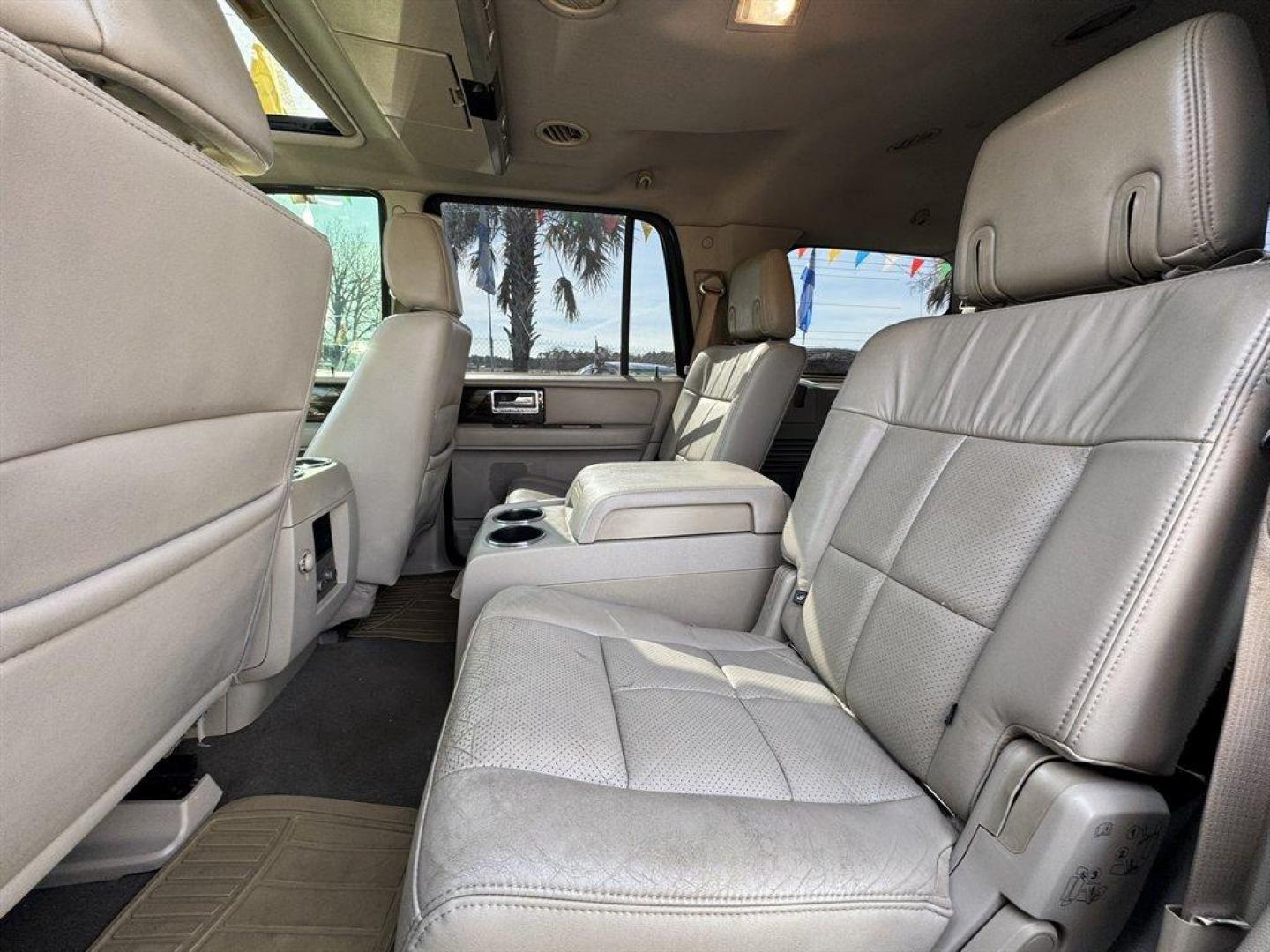 2008 Black /Tan Lincoln Navigator (5LMFU27598L) with an 5.4l V8 EFI Sohc 3v 5.4l engine, Automatic transmission, located at 745 East Steele Rd., West Columbia, SC, 29170, (803) 755-9148, 33.927212, -81.148483 - Photo#20