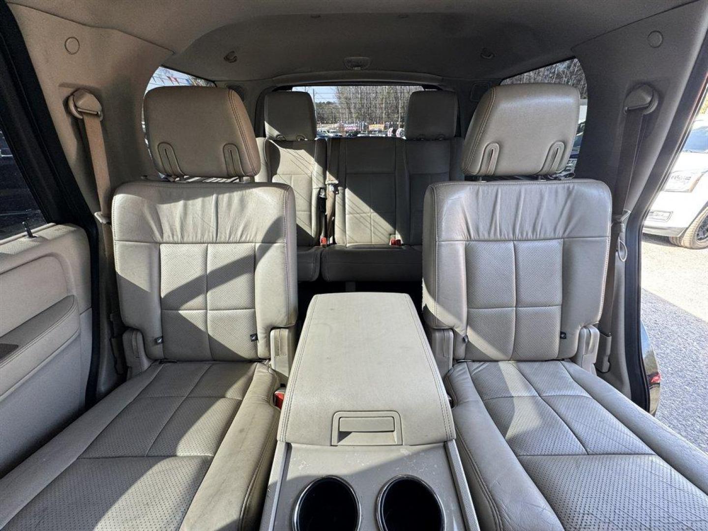 2008 Black /Tan Lincoln Navigator (5LMFU27598L) with an 5.4l V8 EFI Sohc 3v 5.4l engine, Automatic transmission, located at 745 East Steele Rd., West Columbia, SC, 29170, (803) 755-9148, 33.927212, -81.148483 - Photo#22