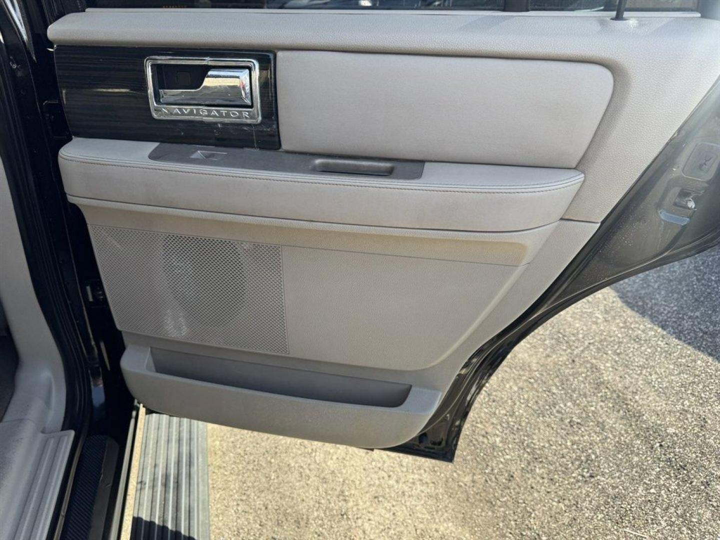 2008 Black /Tan Lincoln Navigator (5LMFU27598L) with an 5.4l V8 EFI Sohc 3v 5.4l engine, Automatic transmission, located at 745 East Steele Rd., West Columbia, SC, 29170, (803) 755-9148, 33.927212, -81.148483 - Photo#24