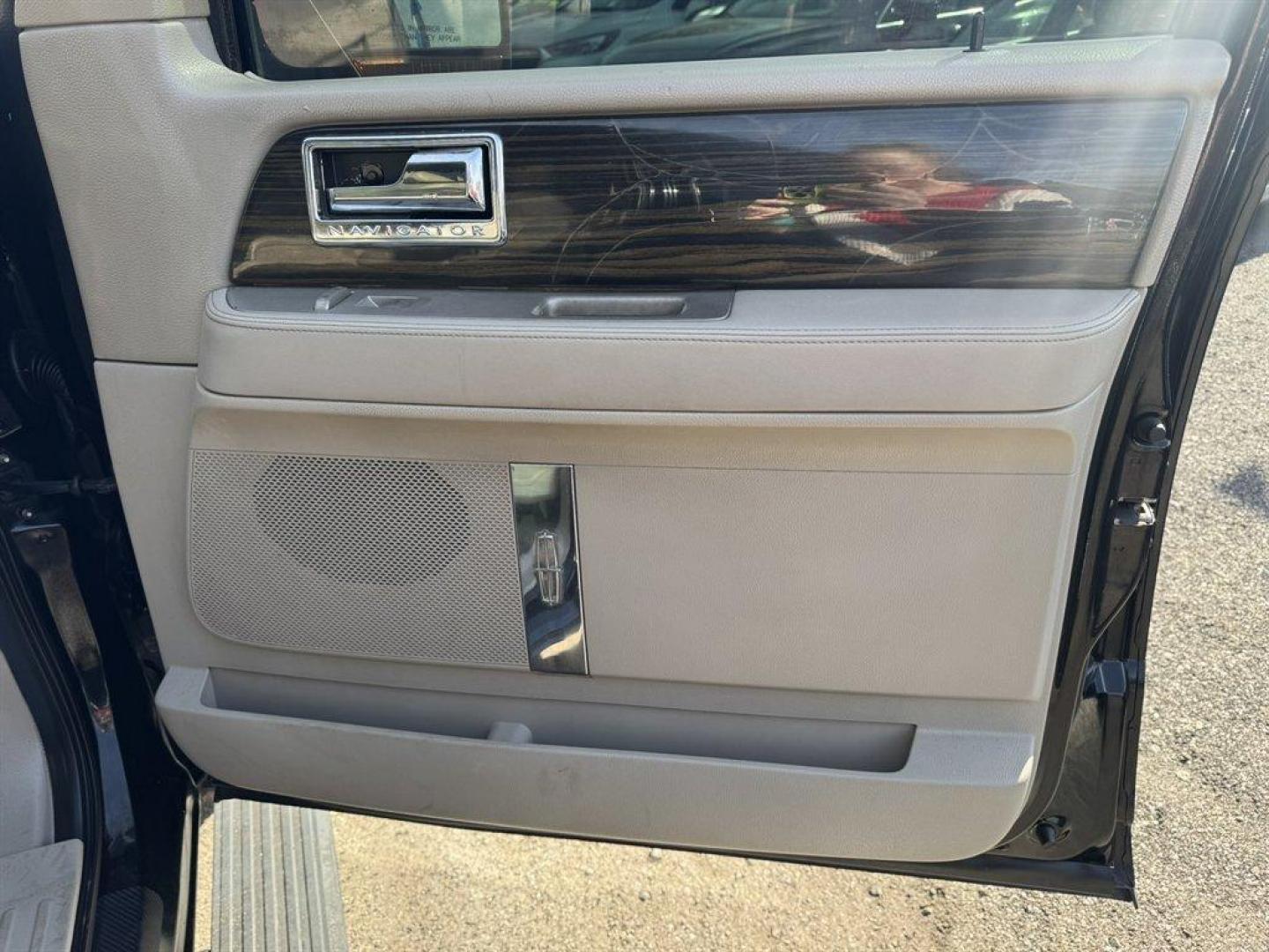 2008 Black /Tan Lincoln Navigator (5LMFU27598L) with an 5.4l V8 EFI Sohc 3v 5.4l engine, Automatic transmission, located at 745 East Steele Rd., West Columbia, SC, 29170, (803) 755-9148, 33.927212, -81.148483 - Photo#26