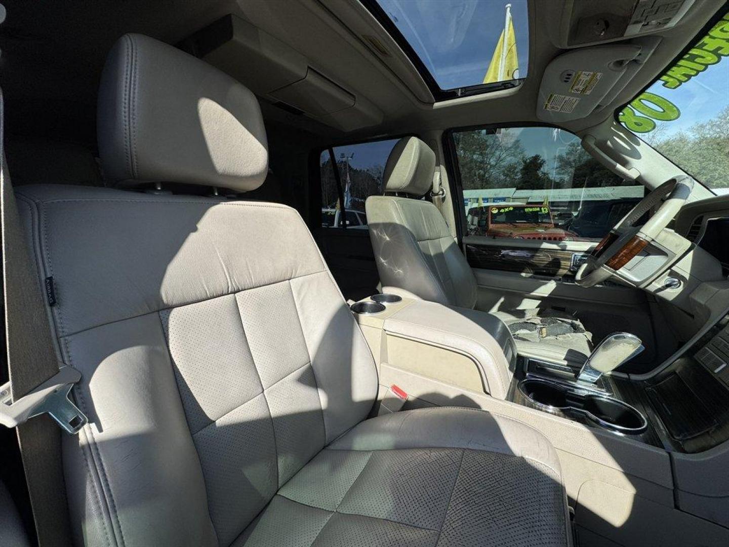 2008 Black /Tan Lincoln Navigator (5LMFU27598L) with an 5.4l V8 EFI Sohc 3v 5.4l engine, Automatic transmission, located at 745 East Steele Rd., West Columbia, SC, 29170, (803) 755-9148, 33.927212, -81.148483 - Photo#27