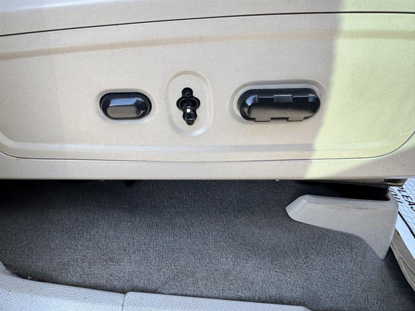 2008 Black /Tan Lincoln Navigator (5LMFU27598L) with an 5.4l V8 EFI Sohc 3v 5.4l engine, Automatic transmission, located at 745 East Steele Rd., West Columbia, SC, 29170, (803) 755-9148, 33.927212, -81.148483 - Photo#28