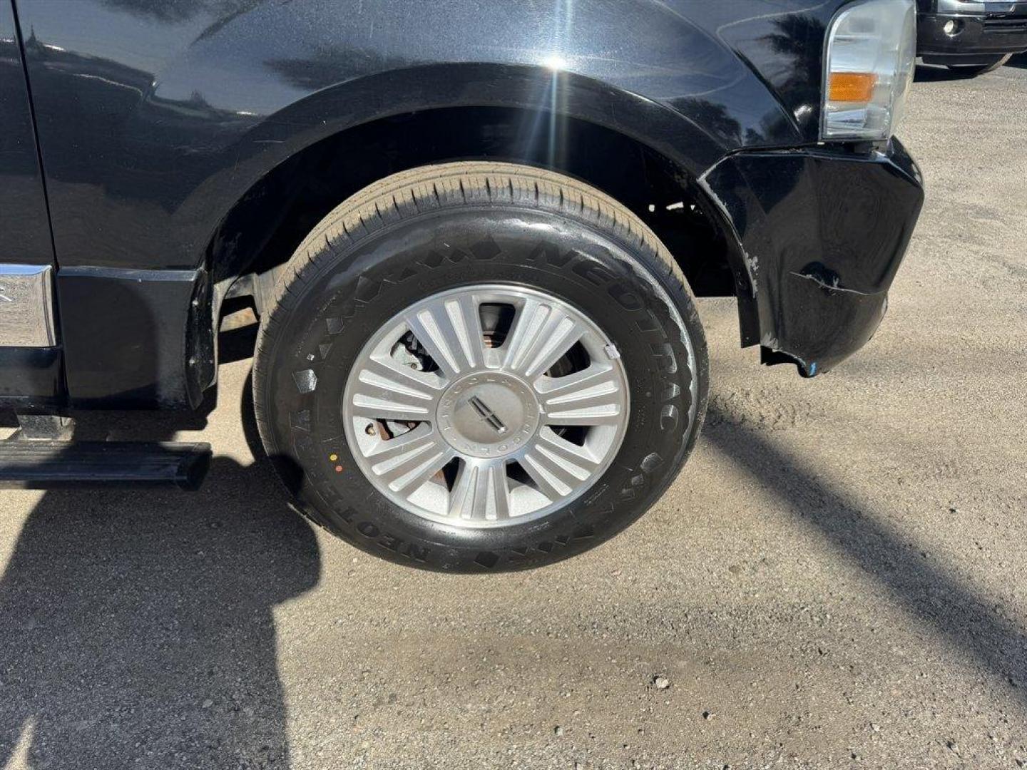 2008 Black /Tan Lincoln Navigator (5LMFU27598L) with an 5.4l V8 EFI Sohc 3v 5.4l engine, Automatic transmission, located at 745 East Steele Rd., West Columbia, SC, 29170, (803) 755-9148, 33.927212, -81.148483 - Photo#32