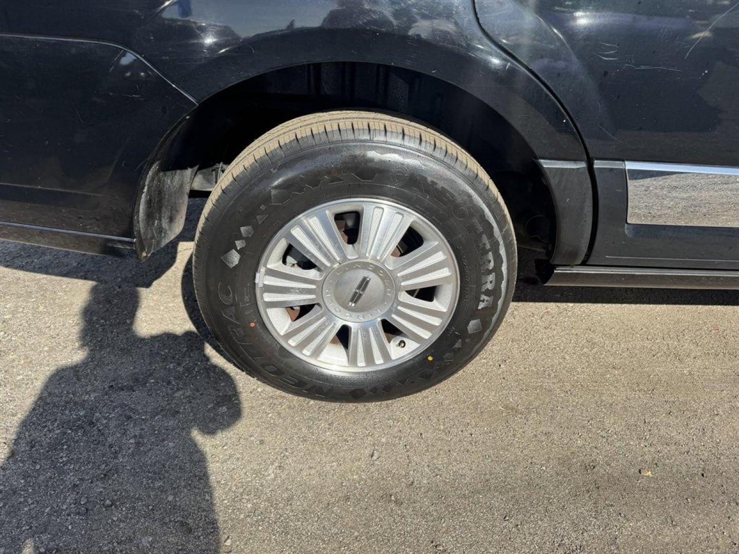 2008 Black /Tan Lincoln Navigator (5LMFU27598L) with an 5.4l V8 EFI Sohc 3v 5.4l engine, Automatic transmission, located at 745 East Steele Rd., West Columbia, SC, 29170, (803) 755-9148, 33.927212, -81.148483 - Photo#33