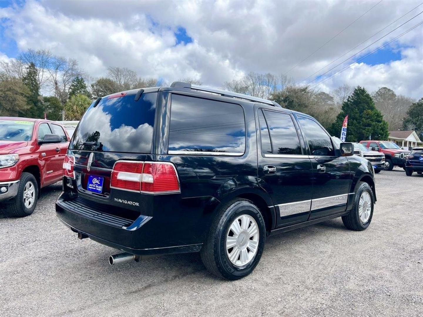 2008 Black /Tan Lincoln Navigator (5LMFU27598L) with an 5.4l V8 EFI Sohc 3v 5.4l engine, Automatic transmission, located at 745 East Steele Rd., West Columbia, SC, 29170, (803) 755-9148, 33.927212, -81.148483 - Special Internet Price! 2008 Lincoln Navigator Luxury with AM/FM stereo, Remote keyless entry, Leather seating surfaces, Cruise control, Sunroof, Rear entertainment, 2nd row center console, Powered 3rd row folding seats, Powered windows, Powered door locks, Plus more! - Photo#2