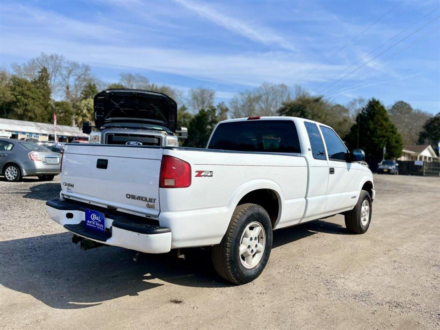 2003 White /Grey Chevrolet S10 (1GCDT19X038) with an 4.3l V6 MPI 4.3l engine, Auto transmission, located at 745 East Steele Rd., West Columbia, SC, 29170, (803) 755-9148, 33.927212, -81.148483 - Special Internet Price! 2003 Chevrolet S10 LS with AM/FM stereo, Air conditioning, Front 60/40 split-bench, Passenger side rear jump seat, Seats up to 4, Powered door locks, Powered windows, Plus more! - Photo#2