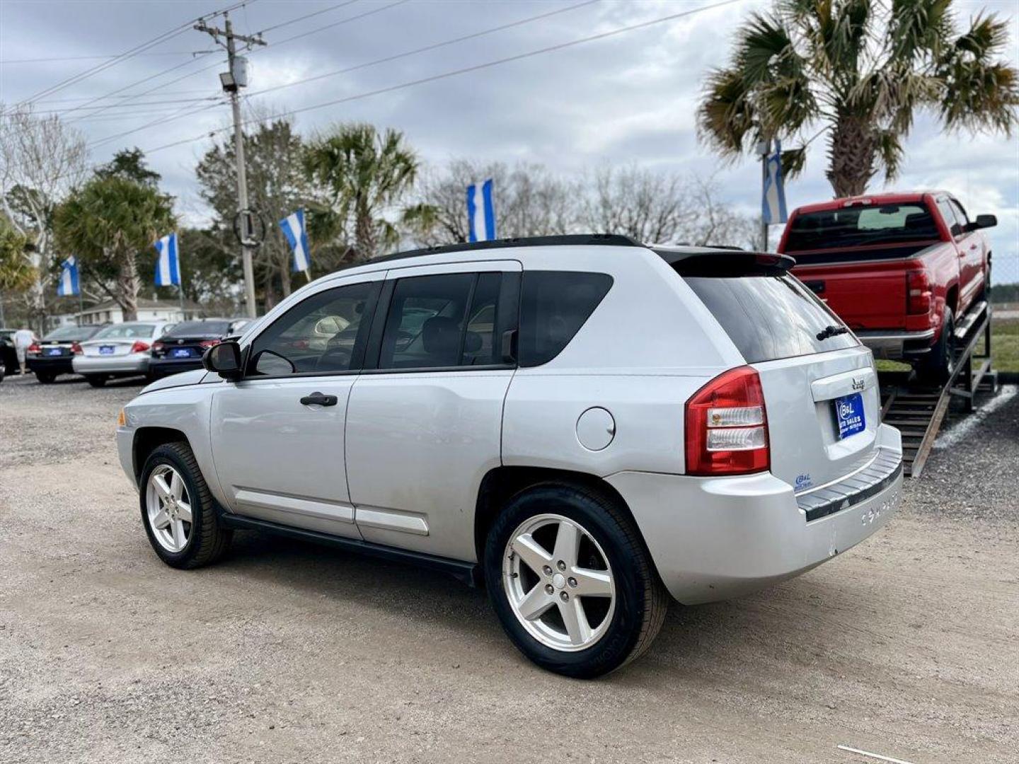 2007 Silver /Black Jeep Compass (1J8FT57W97D) with an 2.4l I-4 SFI Dohc 2.4l engine, Automatic transmission, located at 745 East Steele Rd., West Columbia, SC, 29170, (803) 755-9148, 33.927212, -81.148483 - Special Internet Price! 2007 Jeep Compass Limited with AM/FM stereo, Remote keyless entry, Cruise control, Leather interior, Powered windows, Powered door locks, Plus more! - Photo#1