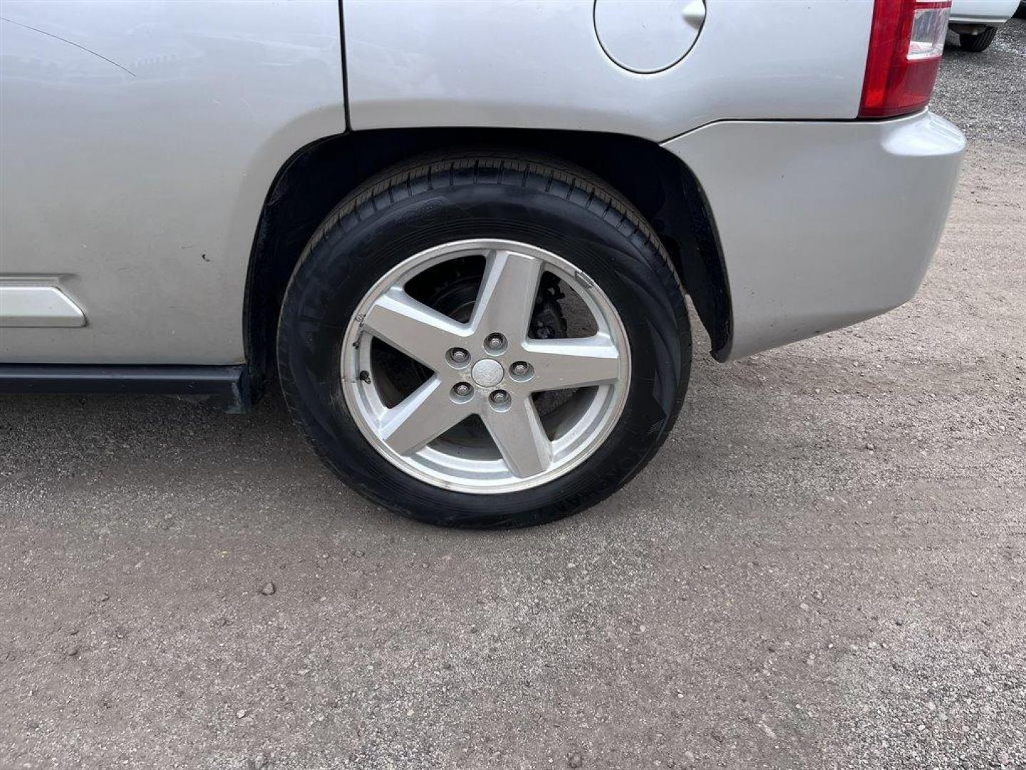 2007 Silver /Black Jeep Compass (1J8FT57W97D) with an 2.4l I-4 SFI Dohc 2.4l engine, Automatic transmission, located at 745 East Steele Rd., West Columbia, SC, 29170, (803) 755-9148, 33.927212, -81.148483 - Special Internet Price! 2007 Jeep Compass Limited with AM/FM stereo, Remote keyless entry, Cruise control, Leather interior, Powered windows, Powered door locks, Plus more! - Photo#26