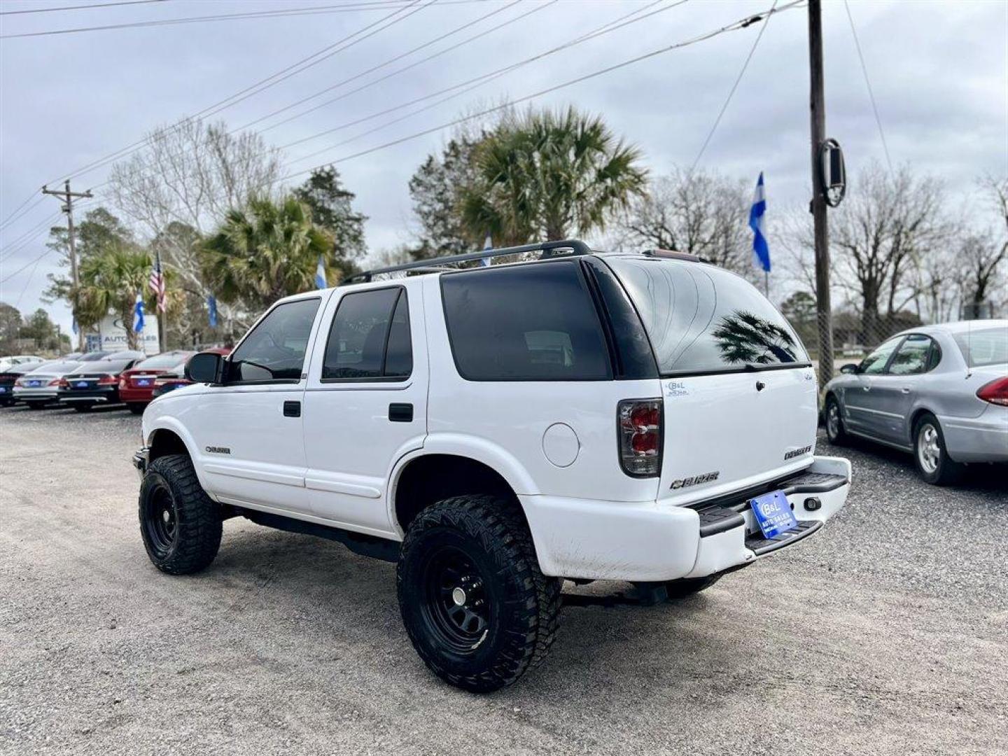 2003 White /Black Chevrolet Blazer (1GNDT13X43K) with an 4.3l V6 CPI 4.3l engine, Automatic transmission, located at 745 East Steele Rd., West Columbia, SC, 29170, (803) 755-9148, 33.927212, -81.148483 - Special Internet Price! 2003 Chevrolet Blazer LS with AM/FM stereo, Air conditioning, Black cloth interior, Clam shell trunk, Powered windows, Powered door locks, Plus more! - Photo#1