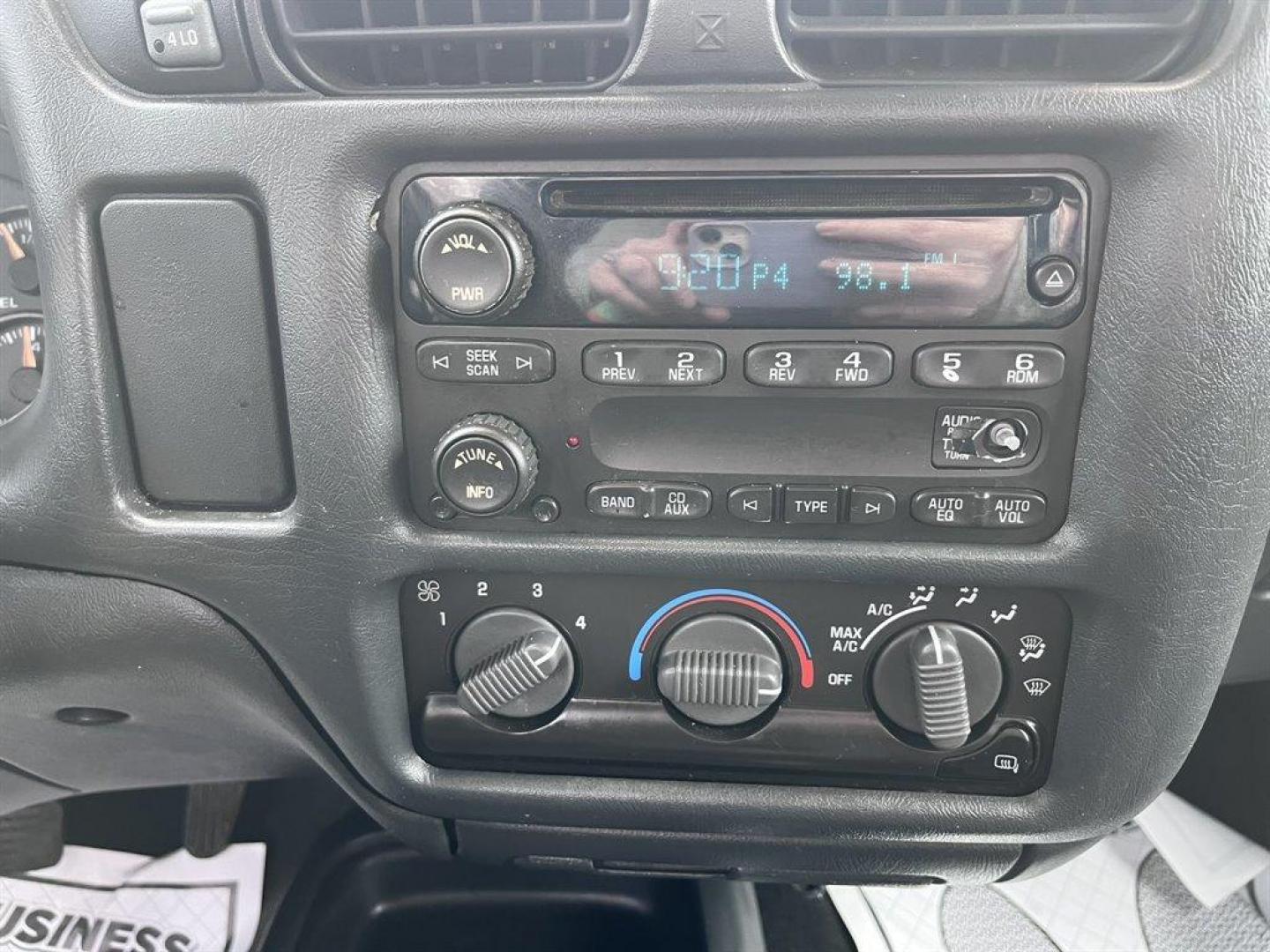 2003 White /Black Chevrolet Blazer (1GNDT13X43K) with an 4.3l V6 CPI 4.3l engine, Automatic transmission, located at 745 East Steele Rd., West Columbia, SC, 29170, (803) 755-9148, 33.927212, -81.148483 - Special Internet Price! 2003 Chevrolet Blazer LS with AM/FM stereo, Air conditioning, Black cloth interior, Clam shell trunk, Powered windows, Powered door locks, Plus more! - Photo#8