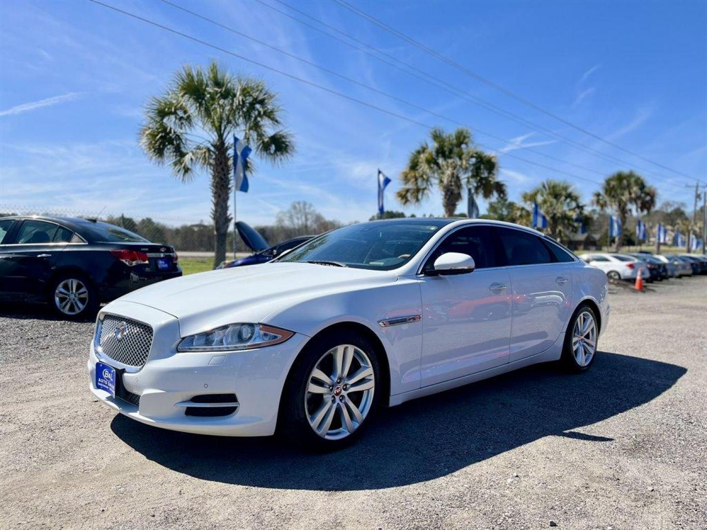 2014 White /Blue,Dark Jaguar XJ (SAJWJ2GD4E8) with an 3.0l V6 DI Dohc S/C 3.0l engine, Automatic transmission, located at 745 East Steele Rd., West Columbia, SC, 29170, (803) 755-9148, 33.927212, -81.148483 - Special Internet Price! 2014 Jaguar XJ with Bluetooth, AM/FM radio, Backup camera, Navigation, Cruise control, Air conditioning, Push to start, Keyless entry, Powered front seats, Rear air conditioning, Leather interior, Built in sun visors, Power windows, Powered locks, Plus more! - Photo#0