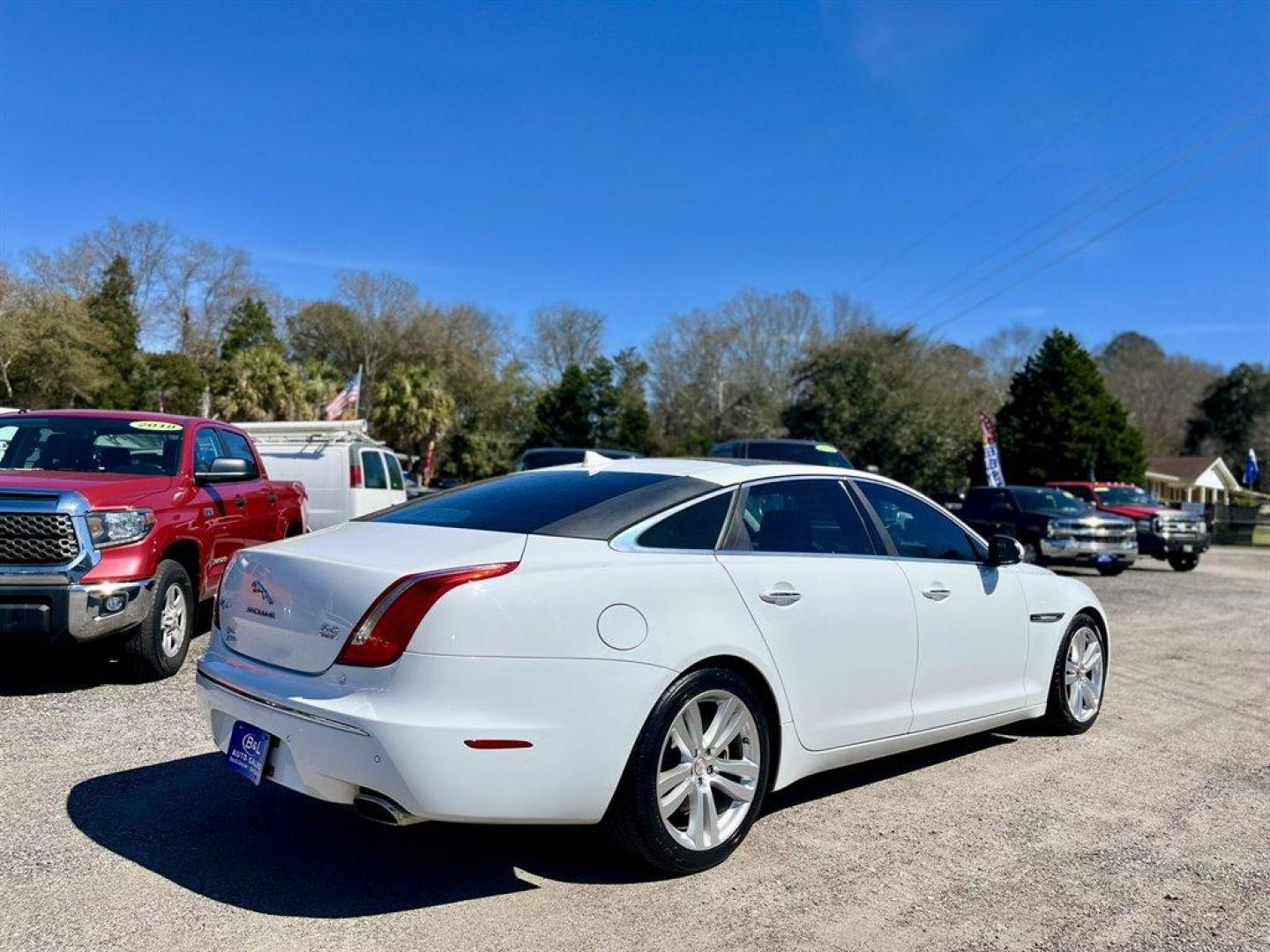 2014 White /Blue,Dark Jaguar XJ (SAJWJ2GD4E8) with an 3.0l V6 DI Dohc S/C 3.0l engine, Automatic transmission, located at 745 East Steele Rd., West Columbia, SC, 29170, (803) 755-9148, 33.927212, -81.148483 - Special Internet Price! 2014 Jaguar XJ with Bluetooth, AM/FM radio, Backup camera, Navigation, Cruise control, Air conditioning, Push to start, Keyless entry, Powered front seats, Rear air conditioning, Leather interior, Built in sun visors, Power windows, Powered locks, Plus more! - Photo#2