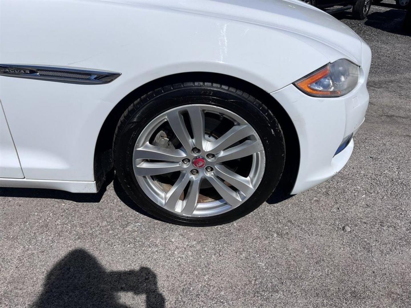 2014 White /Blue,Dark Jaguar XJ (SAJWJ2GD4E8) with an 3.0l V6 DI Dohc S/C 3.0l engine, Automatic transmission, located at 745 East Steele Rd., West Columbia, SC, 29170, (803) 755-9148, 33.927212, -81.148483 - Special Internet Price! 2014 Jaguar XJ with Bluetooth, AM/FM radio, Backup camera, Navigation, Cruise control, Air conditioning, Push to start, Keyless entry, Powered front seats, Rear air conditioning, Leather interior, Built in sun visors, Power windows, Powered locks, Plus more! - Photo#31