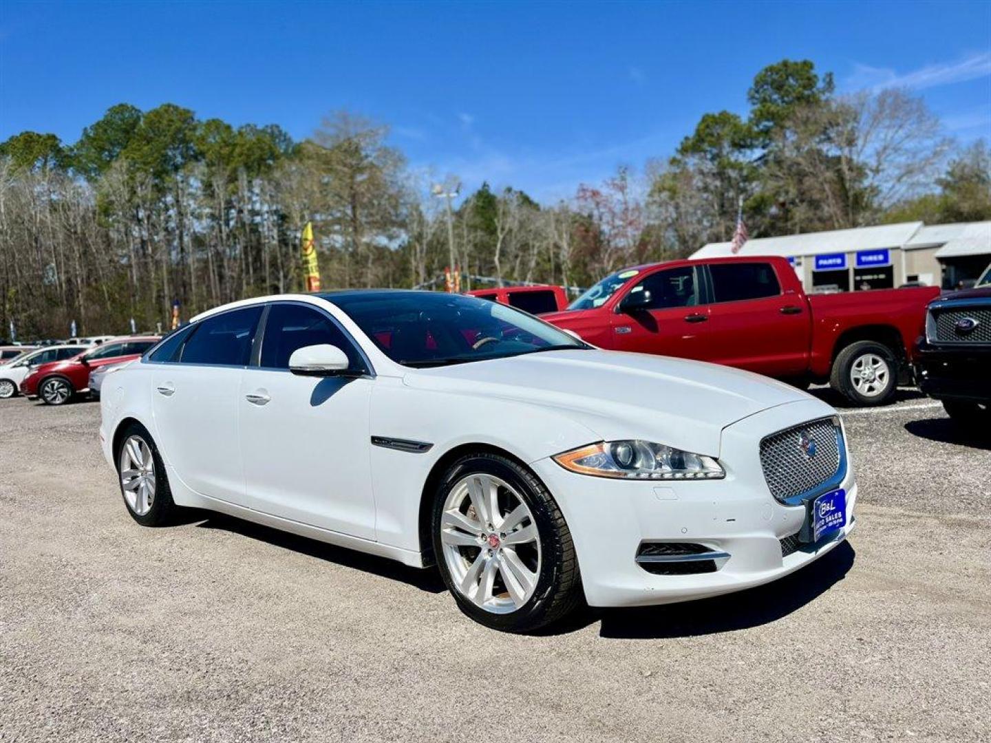 2014 White /Blue,Dark Jaguar XJ (SAJWJ2GD4E8) with an 3.0l V6 DI Dohc S/C 3.0l engine, Automatic transmission, located at 745 East Steele Rd., West Columbia, SC, 29170, (803) 755-9148, 33.927212, -81.148483 - Special Internet Price! 2014 Jaguar XJ with Bluetooth, AM/FM radio, Backup camera, Navigation, Cruise control, Air conditioning, Push to start, Keyless entry, Powered front seats, Rear air conditioning, Leather interior, Built in sun visors, Power windows, Powered locks, Plus more! - Photo#3