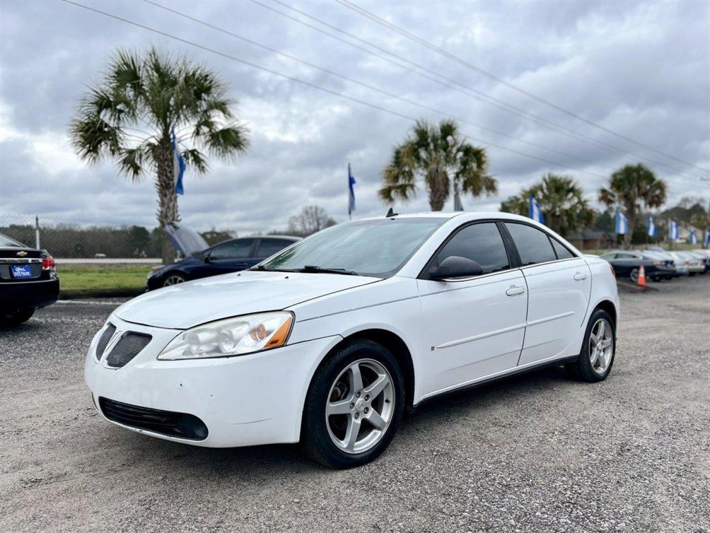 2009 White /Black Pontiac G6 (1G2ZH57NX94) with an 3.5l V6 SFI 3.5l engine, Auto transmission, located at 745 East Steele Rd., West Columbia, SC, 29170, (803) 755-9148, 33.927212, -81.148483 - Special Internet Price! 2009 Pontiac G6 with AM/FM stereo with CD player, Air conditioning, Cruise control, Rear 60/40 split-folding, Powered door locks, Powered windows, Plus more! - Photo#0