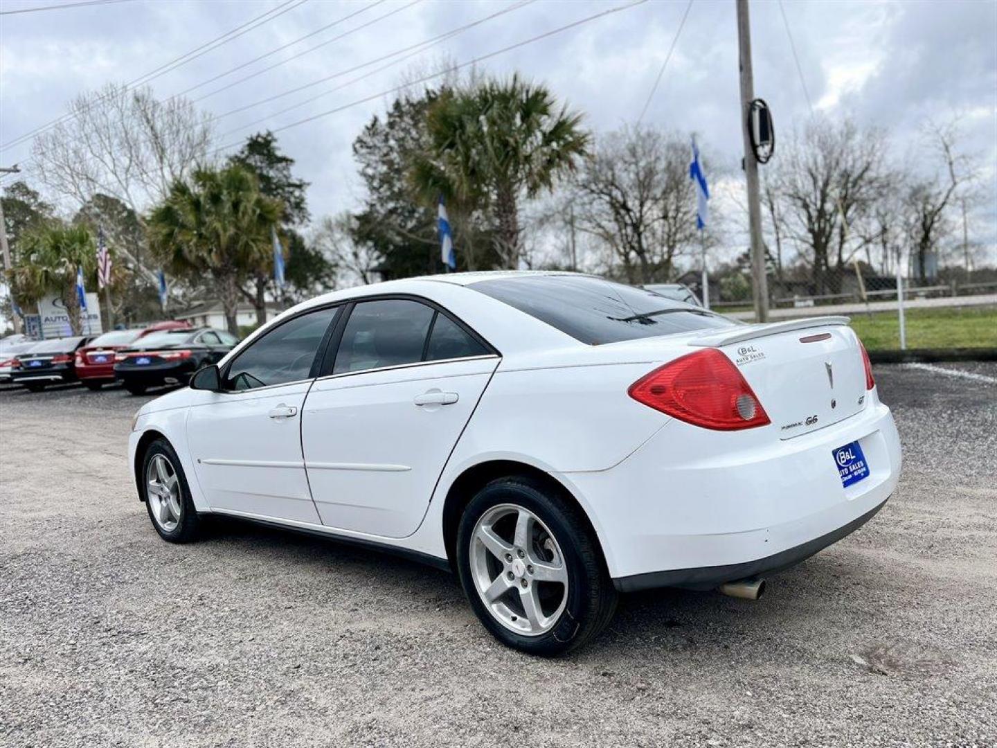 2009 White /Black Pontiac G6 (1G2ZH57NX94) with an 3.5l V6 SFI 3.5l engine, Auto transmission, located at 745 East Steele Rd., West Columbia, SC, 29170, (803) 755-9148, 33.927212, -81.148483 - Special Internet Price! 2009 Pontiac G6 with AM/FM stereo with CD player, Air conditioning, Cruise control, Rear 60/40 split-folding, Powered door locks, Powered windows, Plus more! - Photo#1