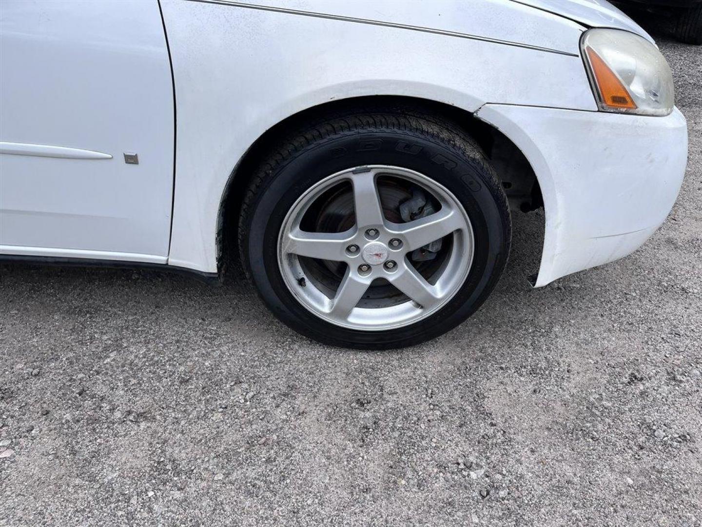 2009 White /Black Pontiac G6 (1G2ZH57NX94) with an 3.5l V6 SFI 3.5l engine, Auto transmission, located at 745 East Steele Rd., West Columbia, SC, 29170, (803) 755-9148, 33.927212, -81.148483 - Special Internet Price! 2009 Pontiac G6 with AM/FM stereo with CD player, Air conditioning, Cruise control, Rear 60/40 split-folding, Powered door locks, Powered windows, Plus more! - Photo#20