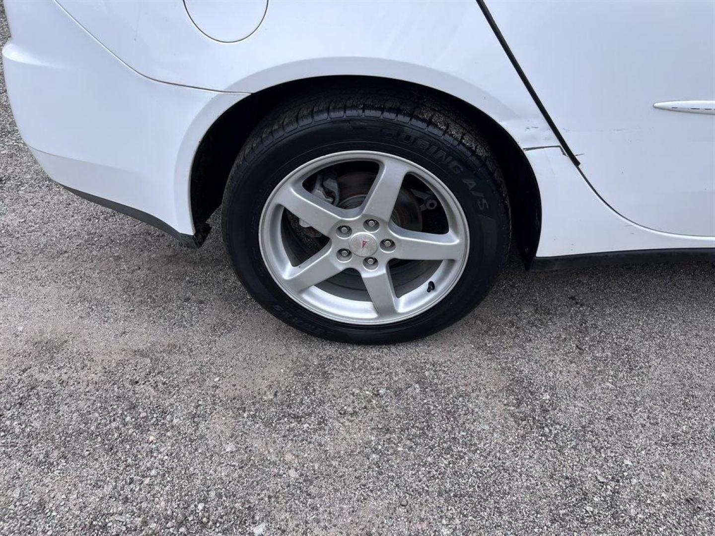 2009 White /Black Pontiac G6 (1G2ZH57NX94) with an 3.5l V6 SFI 3.5l engine, Auto transmission, located at 745 East Steele Rd., West Columbia, SC, 29170, (803) 755-9148, 33.927212, -81.148483 - Special Internet Price! 2009 Pontiac G6 with AM/FM stereo with CD player, Air conditioning, Cruise control, Rear 60/40 split-folding, Powered door locks, Powered windows, Plus more! - Photo#21