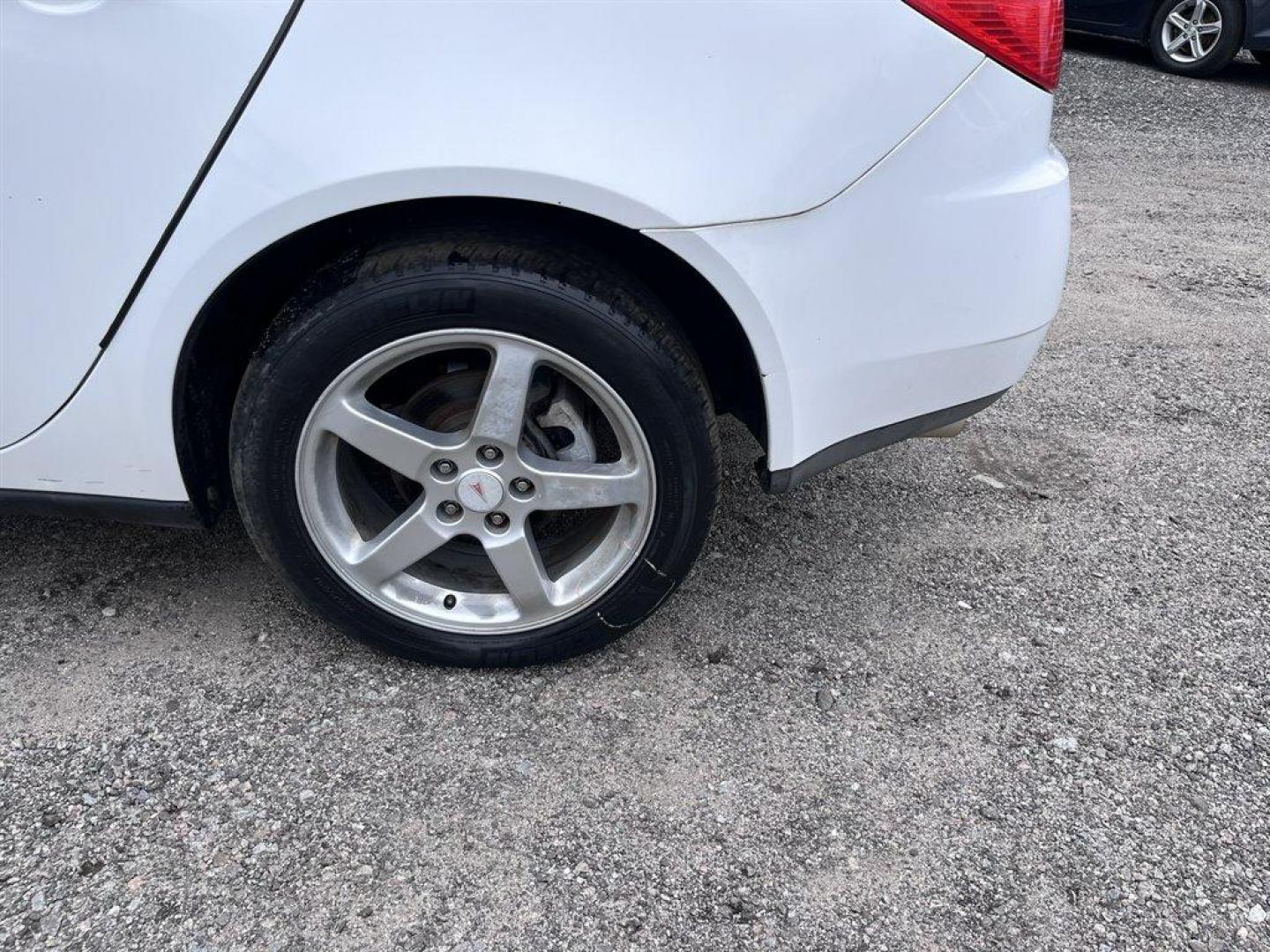 2009 White /Black Pontiac G6 (1G2ZH57NX94) with an 3.5l V6 SFI 3.5l engine, Auto transmission, located at 745 East Steele Rd., West Columbia, SC, 29170, (803) 755-9148, 33.927212, -81.148483 - Special Internet Price! 2009 Pontiac G6 with AM/FM stereo with CD player, Air conditioning, Cruise control, Rear 60/40 split-folding, Powered door locks, Powered windows, Plus more! - Photo#22