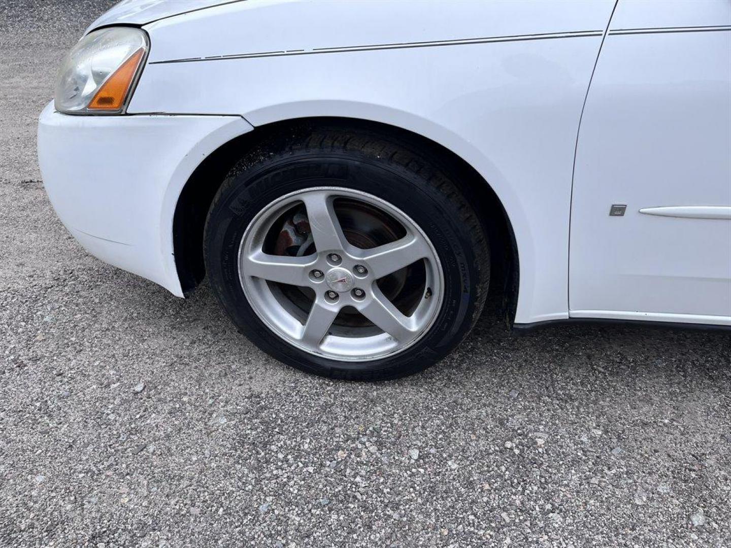 2009 White /Black Pontiac G6 (1G2ZH57NX94) with an 3.5l V6 SFI 3.5l engine, Auto transmission, located at 745 East Steele Rd., West Columbia, SC, 29170, (803) 755-9148, 33.927212, -81.148483 - Special Internet Price! 2009 Pontiac G6 with AM/FM stereo with CD player, Air conditioning, Cruise control, Rear 60/40 split-folding, Powered door locks, Powered windows, Plus more! - Photo#23