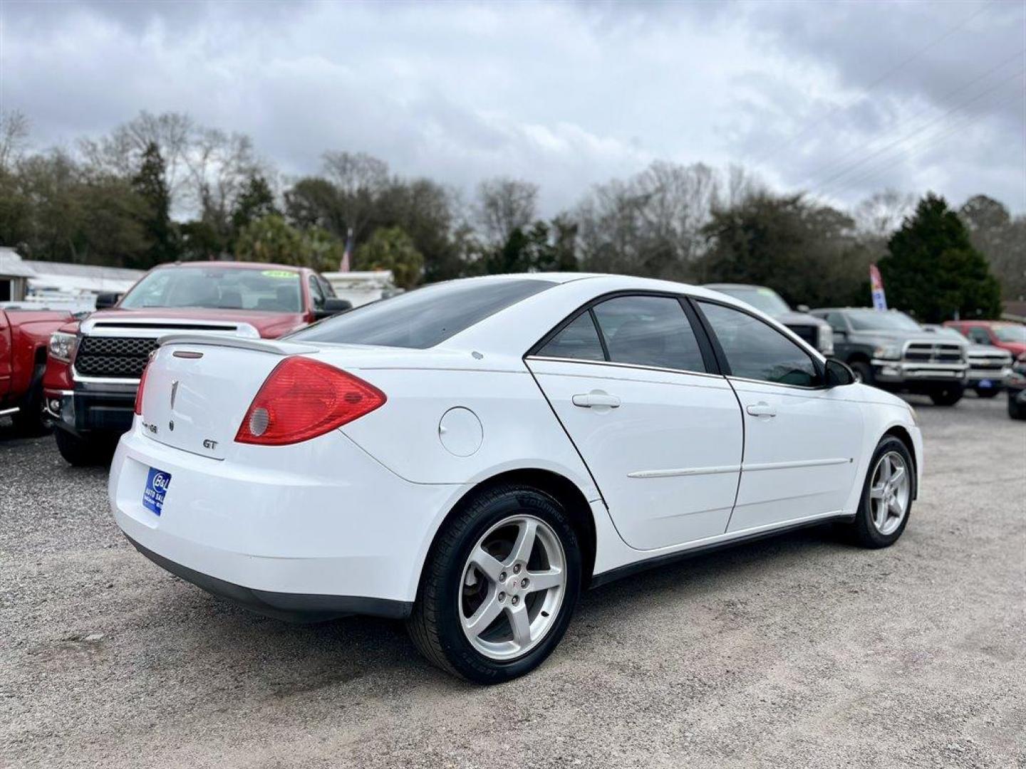 2009 White /Black Pontiac G6 (1G2ZH57NX94) with an 3.5l V6 SFI 3.5l engine, Auto transmission, located at 745 East Steele Rd., West Columbia, SC, 29170, (803) 755-9148, 33.927212, -81.148483 - Special Internet Price! 2009 Pontiac G6 with AM/FM stereo with CD player, Air conditioning, Cruise control, Rear 60/40 split-folding, Powered door locks, Powered windows, Plus more! - Photo#2