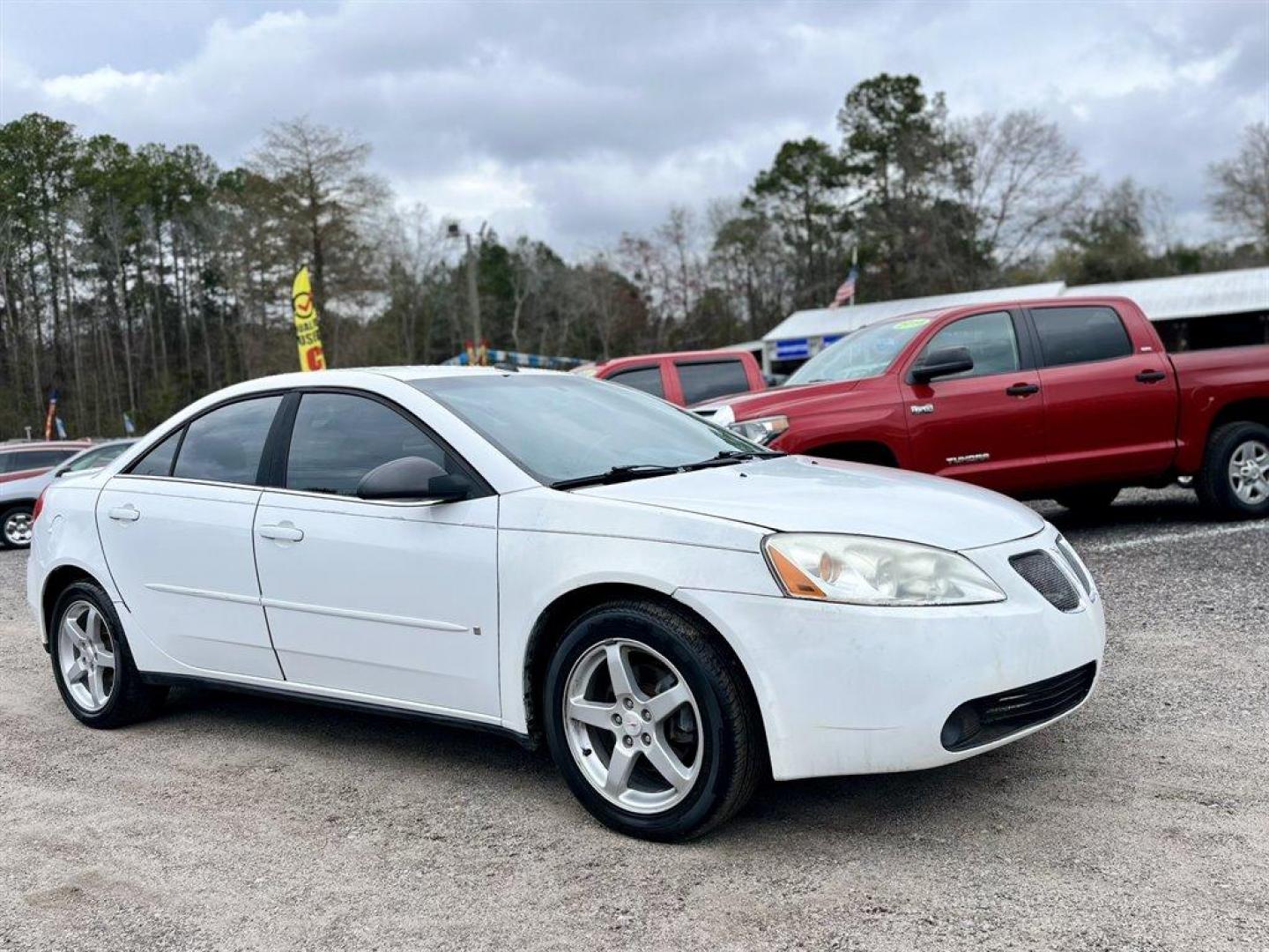 2009 White /Black Pontiac G6 (1G2ZH57NX94) with an 3.5l V6 SFI 3.5l engine, Auto transmission, located at 745 East Steele Rd., West Columbia, SC, 29170, (803) 755-9148, 33.927212, -81.148483 - Special Internet Price! 2009 Pontiac G6 with AM/FM stereo with CD player, Air conditioning, Cruise control, Rear 60/40 split-folding, Powered door locks, Powered windows, Plus more! - Photo#3