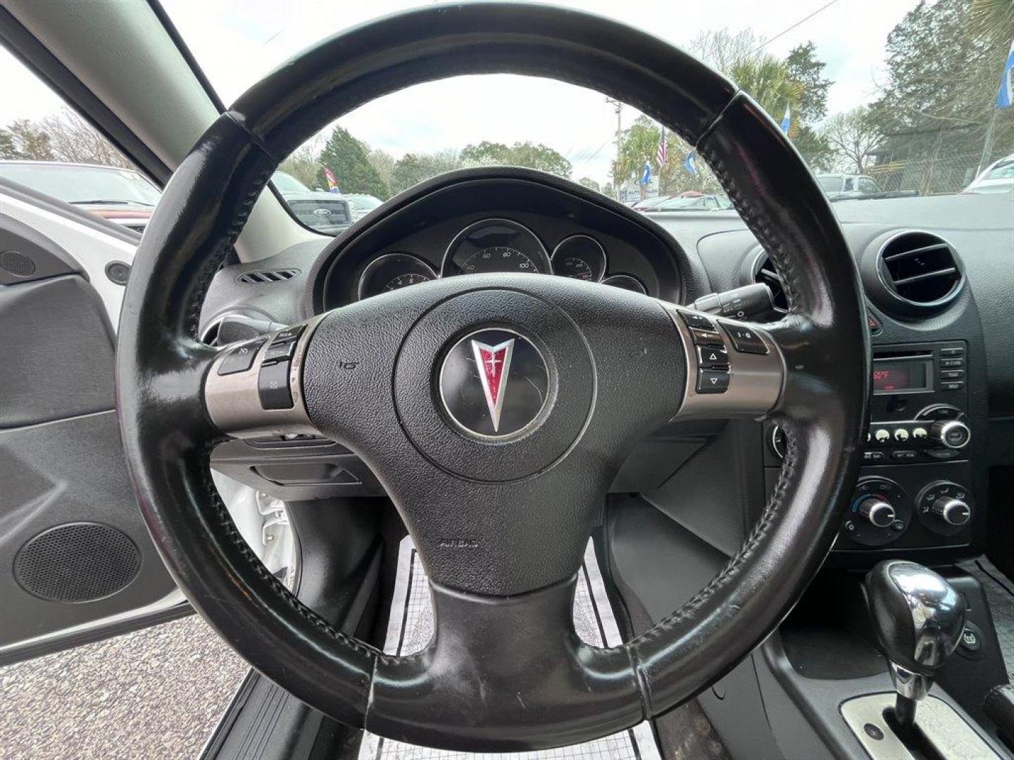 2009 White /Black Pontiac G6 (1G2ZH57NX94) with an 3.5l V6 SFI 3.5l engine, Auto transmission, located at 745 East Steele Rd., West Columbia, SC, 29170, (803) 755-9148, 33.927212, -81.148483 - Special Internet Price! 2009 Pontiac G6 with AM/FM stereo with CD player, Air conditioning, Cruise control, Rear 60/40 split-folding, Powered door locks, Powered windows, Plus more! - Photo#5