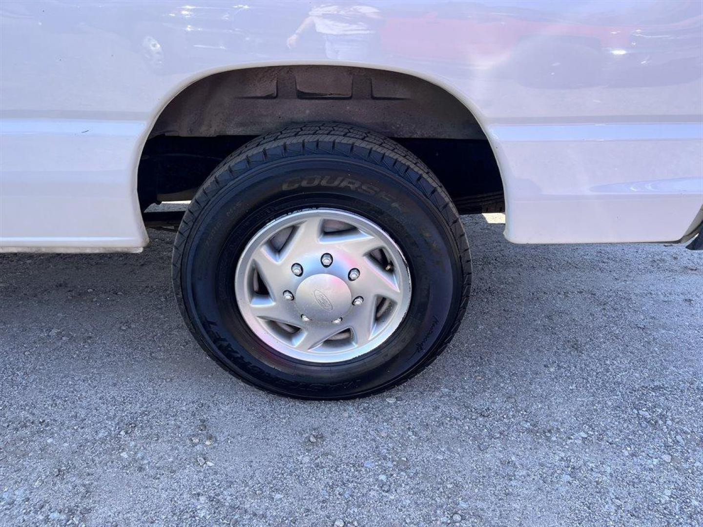 2009 White /Grey Ford E250 Vans (1FTNE24L29D) with an 5.4l V8 EFI Sohc 5.4l engine, Automatic transmission, located at 745 East Steele Rd., West Columbia, SC, 29170, (803) 755-9148, 33.927212, -81.148483 - 2009 FORD E250 - Photo#28