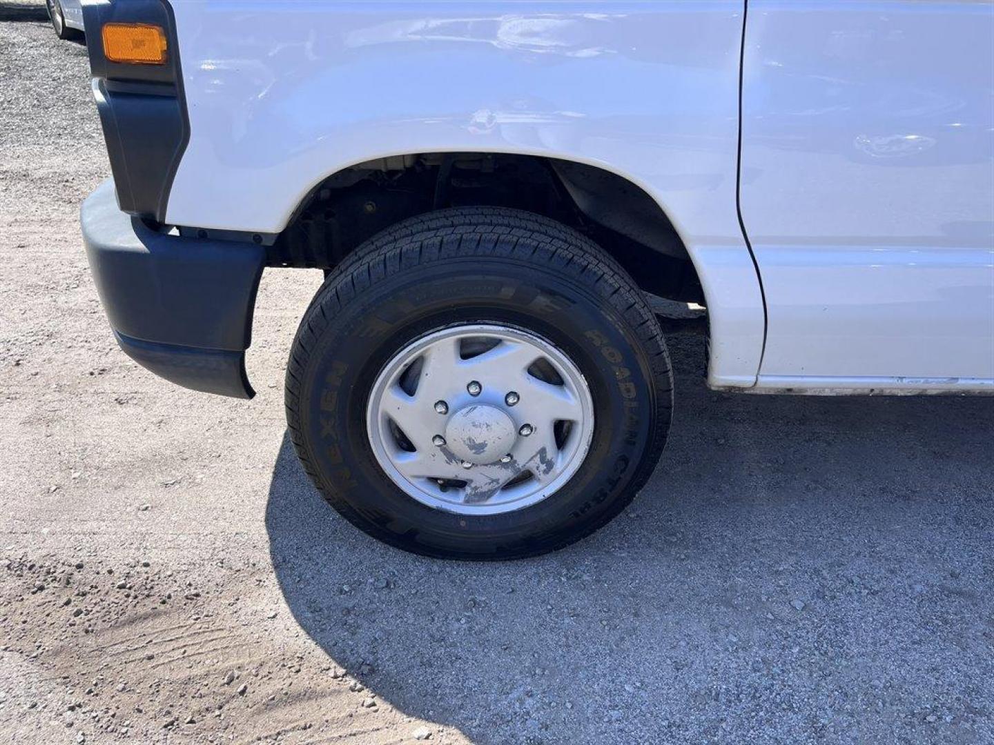 2009 White /Grey Ford E250 Vans (1FTNE24L29D) with an 5.4l V8 EFI Sohc 5.4l engine, Automatic transmission, located at 745 East Steele Rd., West Columbia, SC, 29170, (803) 755-9148, 33.927212, -81.148483 - 2009 FORD E250 - Photo#29