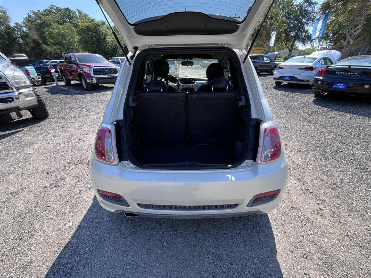 2012 White /Black Fiat 500 (3C3CFFBR5CT) with an 1.4l I-4 MPI 1.4l engine, Manual transmission, located at 745 East Steele Rd., West Columbia, SC, 29170, (803) 755-9148, 33.927212, -81.148483 - Special Internet Price! 2012 Fiat 500 Sport with AM/FM radio, Cruise control, Air conditioning, Sunroof, Leather interior, Manual transmission, Powered windows, Powered door locks, Plus more! - Photo#21