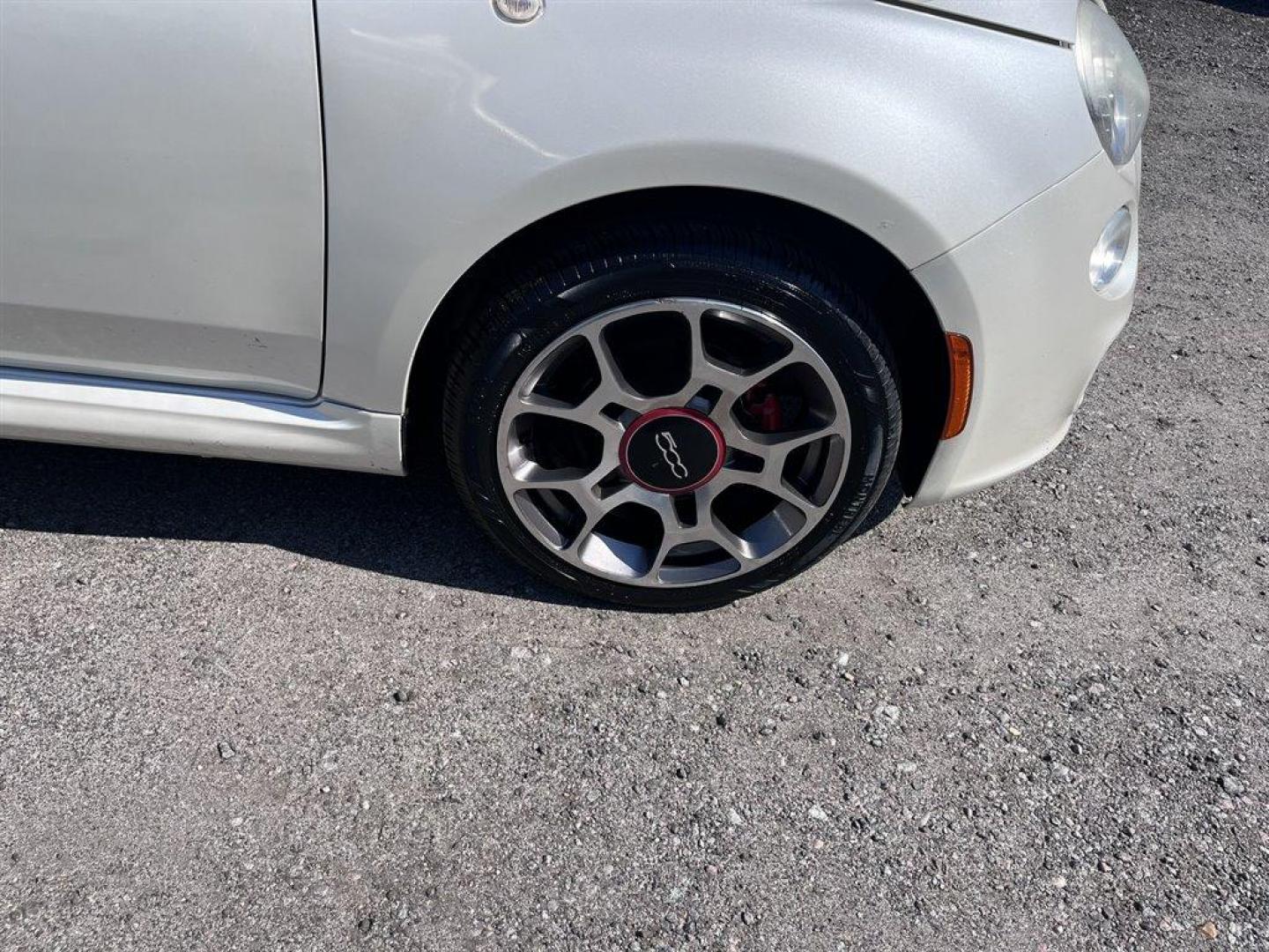 2012 White /Black Fiat 500 (3C3CFFBR5CT) with an 1.4l I-4 MPI 1.4l engine, Manual transmission, located at 745 East Steele Rd., West Columbia, SC, 29170, (803) 755-9148, 33.927212, -81.148483 - Special Internet Price! 2012 Fiat 500 Sport with AM/FM radio, Cruise control, Air conditioning, Sunroof, Leather interior, Manual transmission, Powered windows, Powered door locks, Plus more! - Photo#23