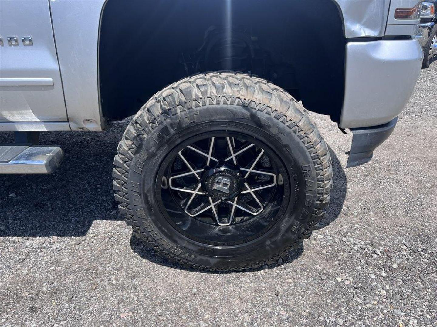 2018 Silver /Black Chevrolet Silverado 1500 (3GCUKREC9J5) with an 5.3l V8 DI VVT Flex 5.3l engine, Automatic transmission, located at 745 East Steele Rd., West Columbia, SC, 29170, (803) 755-9148, 33.927212, -81.148483 - Special Internet Price! 2018 Chevrolet Silverado 1500 LT Z71 with Chevrolet MyLink Radio with 8 diagonal color touch-screen, AM/FM stereo, Backup camera, Navigation, Cruise control, Air conditioning, Remote keyless entry, Cloth interior, Rear 60/40 folding bench, Powered windows, Powered door locks, - Photo#32