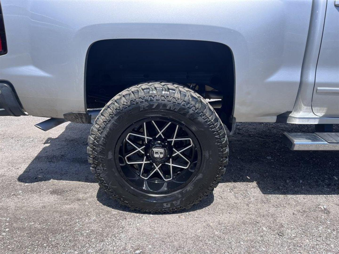 2018 Silver /Black Chevrolet Silverado 1500 (3GCUKREC9J5) with an 5.3l V8 DI VVT Flex 5.3l engine, Automatic transmission, located at 745 East Steele Rd., West Columbia, SC, 29170, (803) 755-9148, 33.927212, -81.148483 - Special Internet Price! 2018 Chevrolet Silverado 1500 LT Z71 with Chevrolet MyLink Radio with 8 diagonal color touch-screen, AM/FM stereo, Backup camera, Navigation, Cruise control, Air conditioning, Remote keyless entry, Cloth interior, Rear 60/40 folding bench, Powered windows, Powered door locks, - Photo#33