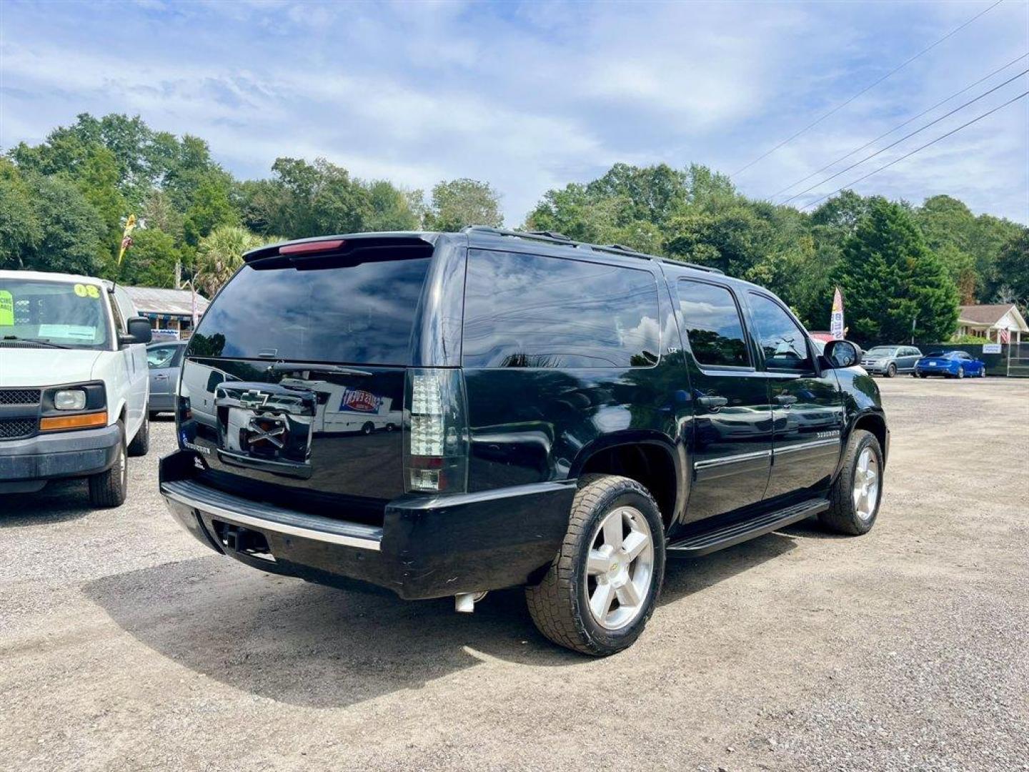 2014 Black /Black Chevrolet Suburban (1GNSKKE71ER) with an 5.3l V8 SFI Flex 5.3l engine, Automatic transmission, located at 745 East Steele Rd., West Columbia, SC, 29170, (803) 755-9148, 33.927212, -81.148483 - Special Internet Price! 2014 Chevrolet Suburban with AM/FM/SiriusXM stereo, Bluetooth for phone, Bose Centerpoint Surround Sound 10-speaker system, Backup camera, Navigation, Cruise control, Leather interior, Third row seating, Rear entertainment, Tri-zone air conditioning, Sunroof, Powered windows, - Photo#4