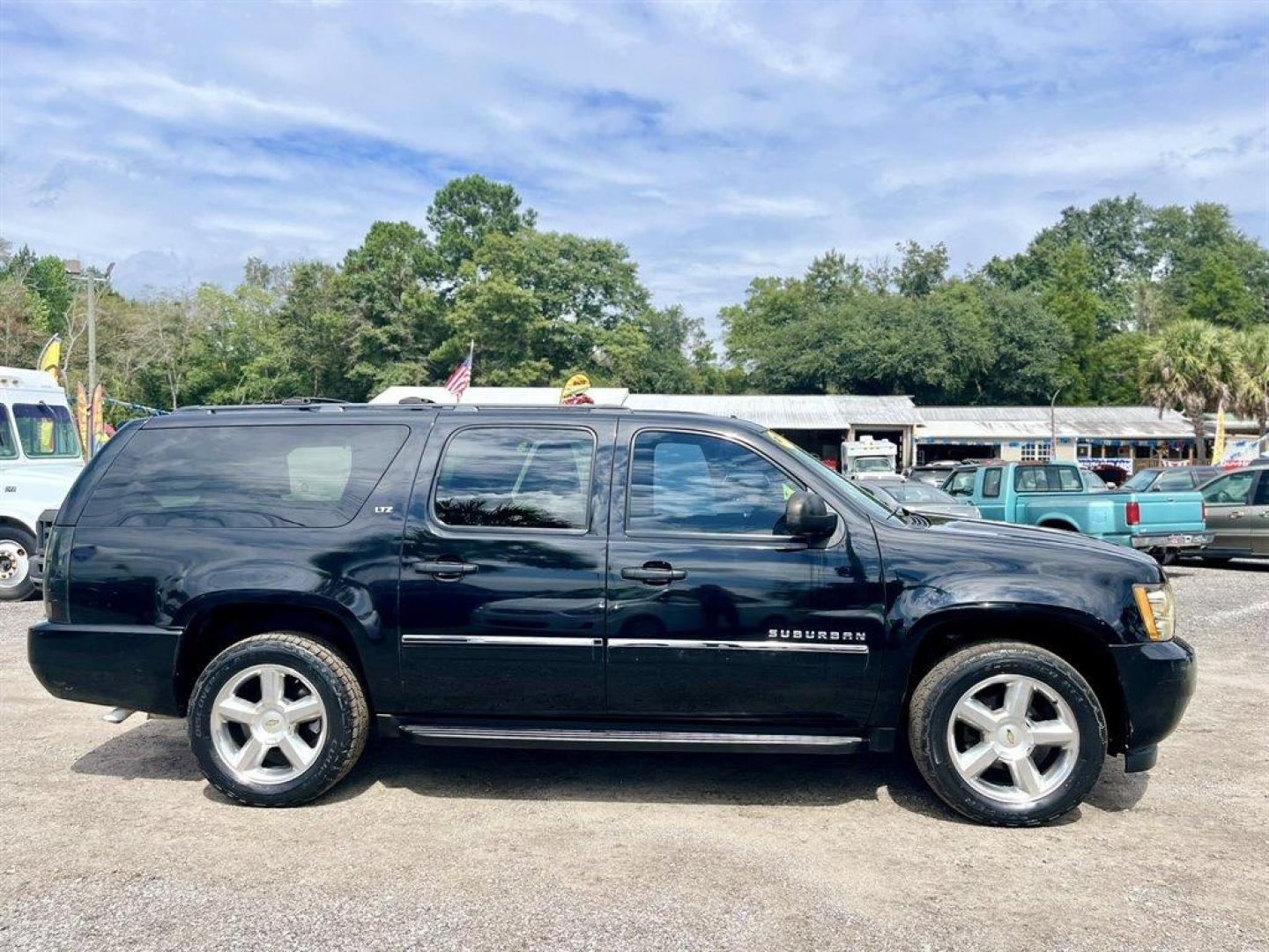 2014 Black /Black Chevrolet Suburban (1GNSKKE71ER) with an 5.3l V8 SFI Flex 5.3l engine, Automatic transmission, located at 745 East Steele Rd., West Columbia, SC, 29170, (803) 755-9148, 33.927212, -81.148483 - Special Internet Price! 2014 Chevrolet Suburban with AM/FM/SiriusXM stereo, Bluetooth for phone, Bose Centerpoint Surround Sound 10-speaker system, Backup camera, Navigation, Cruise control, Leather interior, Third row seating, Rear entertainment, Tri-zone air conditioning, Sunroof, Powered windows, - Photo#6