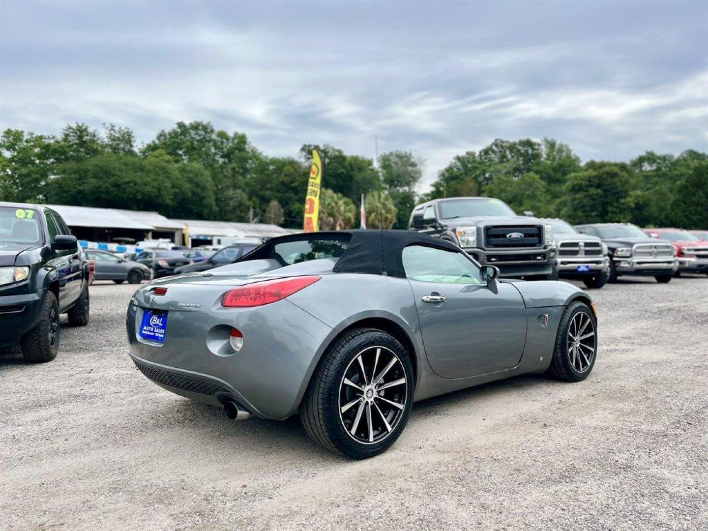 2006 Grey /Black Pontiac Solstice (1G2MB33B96Y) with an 2.4l I-4 MPI 2.4l engine, Manual transmission, located at 745 East Steele Rd., West Columbia, SC, 29170, (803) 755-9148, 33.927212, -81.148483 - Special Internet Price! 2006 Pontiac Solstice with AM/FM stereo with CD player, Manual transmission, Leather interior, Front bucket seats, Powered windows, Powered door locks, Plus more! - Photo#2