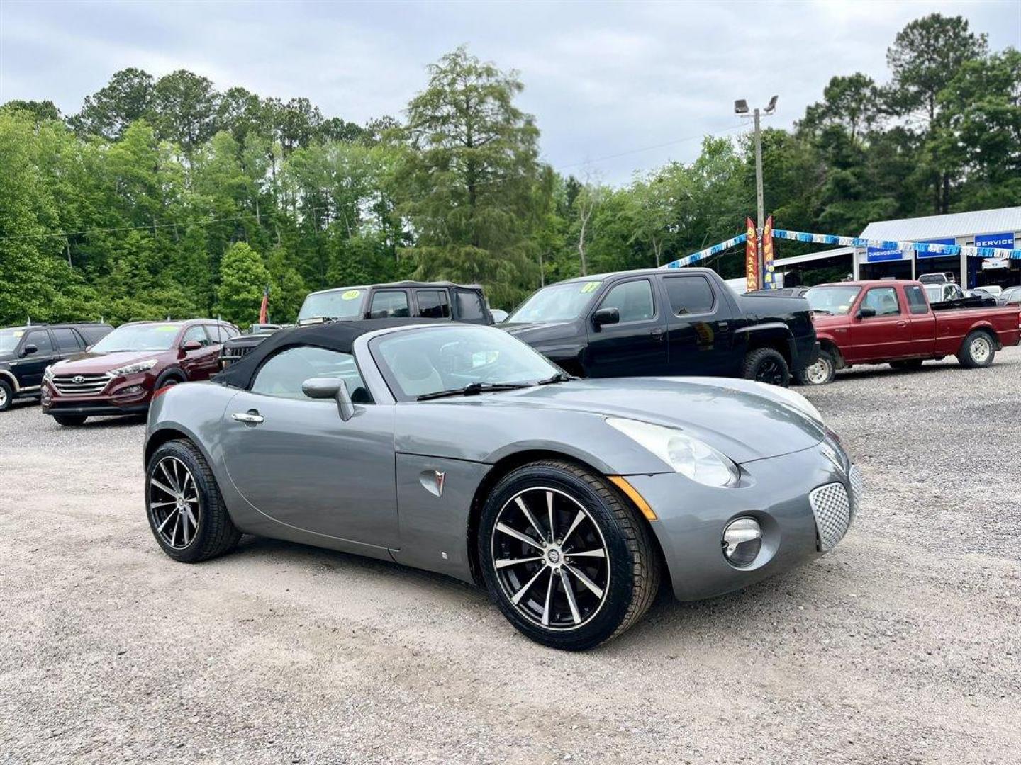 2006 Grey /Black Pontiac Solstice (1G2MB33B96Y) with an 2.4l I-4 MPI 2.4l engine, Manual transmission, located at 745 East Steele Rd., West Columbia, SC, 29170, (803) 755-9148, 33.927212, -81.148483 - Special Internet Price! 2006 Pontiac Solstice with AM/FM stereo with CD player, Manual transmission, Leather interior, Front bucket seats, Powered windows, Powered door locks, Plus more! - Photo#3