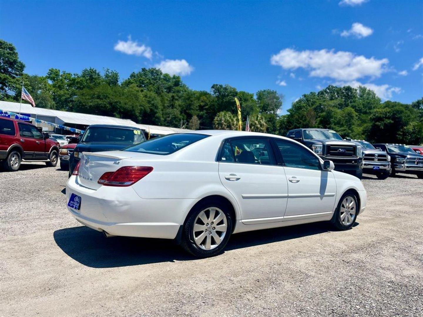 2007 White /Grey Toyota Avalon (4T1BK36B47U) with an 3.5l V6 EFI Dohc 3.5l engine, Automatic transmission, located at 745 East Steele Rd., West Columbia, SC, 29170, (803) 755-9148, 33.927212, -81.148483 - Special Internet Price! 2007 Toyota Avalon XLS with AM/FM stereo, Cruise control, Sunroof, Remote keyless entry, Leather interior, Heated front seats, Rear 60/40 split seats, Powered windows, Powered door locks, Plus more! - Photo#2