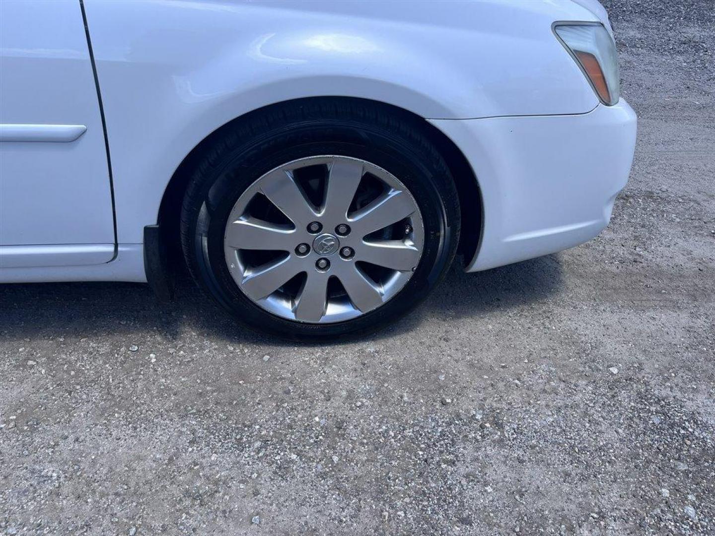 2007 White /Grey Toyota Avalon (4T1BK36B47U) with an 3.5l V6 EFI Dohc 3.5l engine, Automatic transmission, located at 745 East Steele Rd., West Columbia, SC, 29170, (803) 755-9148, 33.927212, -81.148483 - Special Internet Price! 2007 Toyota Avalon XLS with AM/FM stereo, Cruise control, Sunroof, Remote keyless entry, Leather interior, Heated front seats, Rear 60/40 split seats, Powered windows, Powered door locks, Plus more! - Photo#29