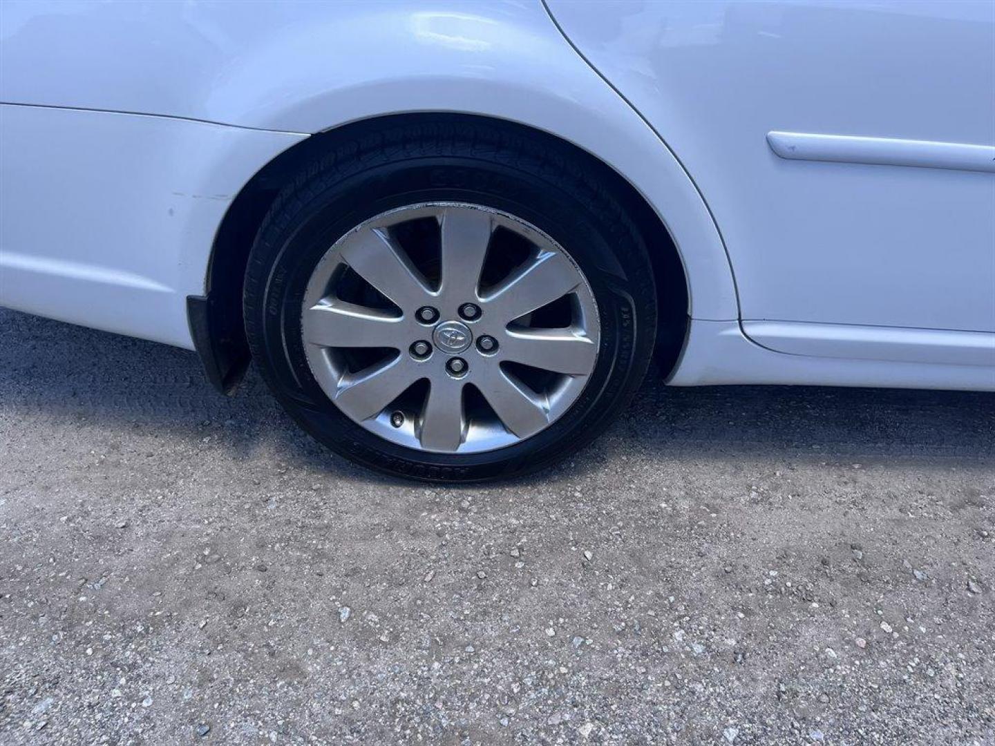 2007 White /Grey Toyota Avalon (4T1BK36B47U) with an 3.5l V6 EFI Dohc 3.5l engine, Automatic transmission, located at 745 East Steele Rd., West Columbia, SC, 29170, (803) 755-9148, 33.927212, -81.148483 - Special Internet Price! 2007 Toyota Avalon XLS with AM/FM stereo, Cruise control, Sunroof, Remote keyless entry, Leather interior, Heated front seats, Rear 60/40 split seats, Powered windows, Powered door locks, Plus more! - Photo#30