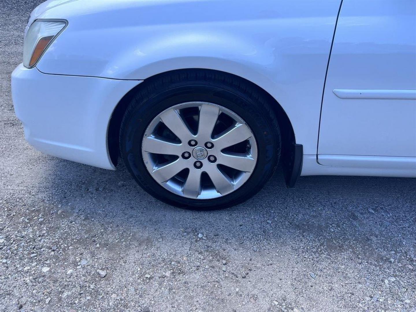 2007 White /Grey Toyota Avalon (4T1BK36B47U) with an 3.5l V6 EFI Dohc 3.5l engine, Automatic transmission, located at 745 East Steele Rd., West Columbia, SC, 29170, (803) 755-9148, 33.927212, -81.148483 - Special Internet Price! 2007 Toyota Avalon XLS with AM/FM stereo, Cruise control, Sunroof, Remote keyless entry, Leather interior, Heated front seats, Rear 60/40 split seats, Powered windows, Powered door locks, Plus more! - Photo#32