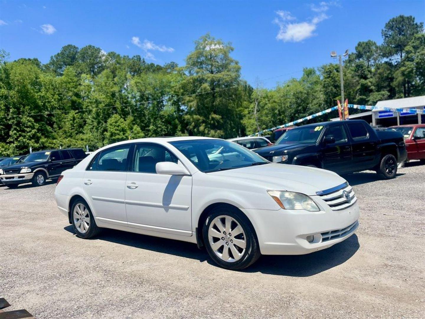 2007 White /Grey Toyota Avalon (4T1BK36B47U) with an 3.5l V6 EFI Dohc 3.5l engine, Automatic transmission, located at 745 East Steele Rd., West Columbia, SC, 29170, (803) 755-9148, 33.927212, -81.148483 - Special Internet Price! 2007 Toyota Avalon XLS with AM/FM stereo, Cruise control, Sunroof, Remote keyless entry, Leather interior, Heated front seats, Rear 60/40 split seats, Powered windows, Powered door locks, Plus more! - Photo#3