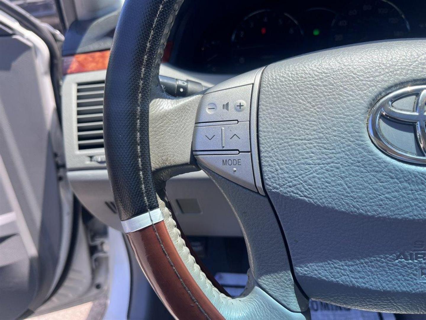 2007 White /Grey Toyota Avalon (4T1BK36B47U) with an 3.5l V6 EFI Dohc 3.5l engine, Automatic transmission, located at 745 East Steele Rd., West Columbia, SC, 29170, (803) 755-9148, 33.927212, -81.148483 - Special Internet Price! 2007 Toyota Avalon XLS with AM/FM stereo, Cruise control, Sunroof, Remote keyless entry, Leather interior, Heated front seats, Rear 60/40 split seats, Powered windows, Powered door locks, Plus more! - Photo#6