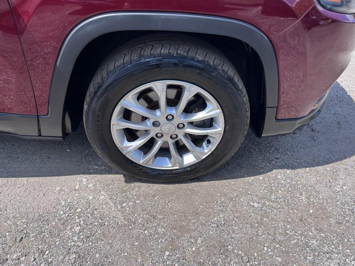 2019 Burgundy /Black Jeep Cherokee (1C4PJLCB1KD) with an 2.4l I-4 MPI Sohc 2.4l engine, Automatic transmission, located at 745 East Steele Rd., West Columbia, SC, 29170, (803) 755-9148, 33.927212, -81.148483 - Special Internet Price! 2019 Jeep Cherokee Latitude with Bluetooth, Backup camera, Cruise control, Air conditioning, Cloth interior, Keyless entry, Powered windows, Powered door locks, Plus more! - Photo#27