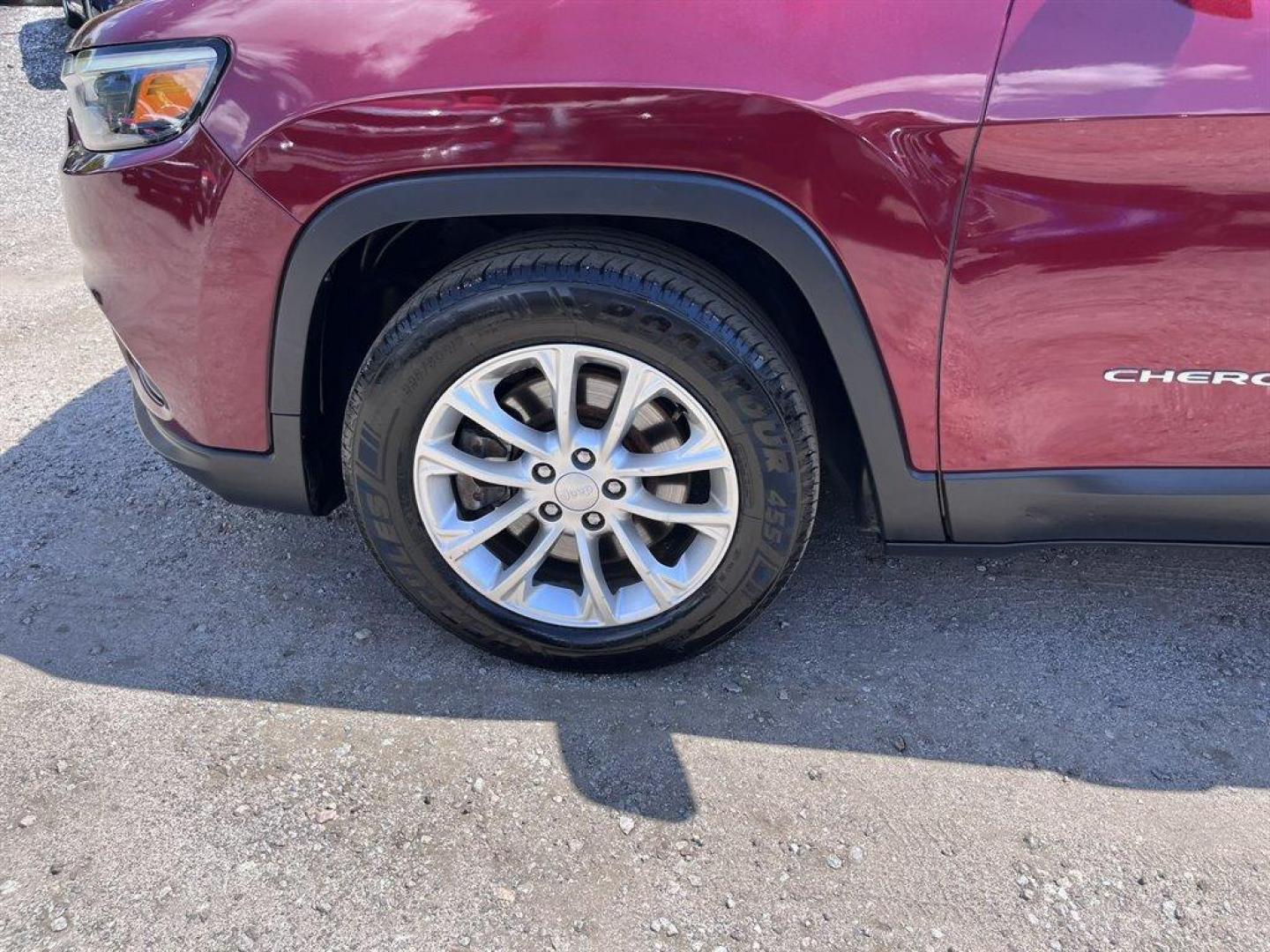 2019 Burgundy /Black Jeep Cherokee (1C4PJLCB1KD) with an 2.4l I-4 MPI Sohc 2.4l engine, Automatic transmission, located at 745 East Steele Rd., West Columbia, SC, 29170, (803) 755-9148, 33.927212, -81.148483 - Special Internet Price! 2019 Jeep Cherokee Latitude with Bluetooth, Backup camera, Cruise control, Air conditioning, Cloth interior, Keyless entry, Powered windows, Powered door locks, Plus more! - Photo#30