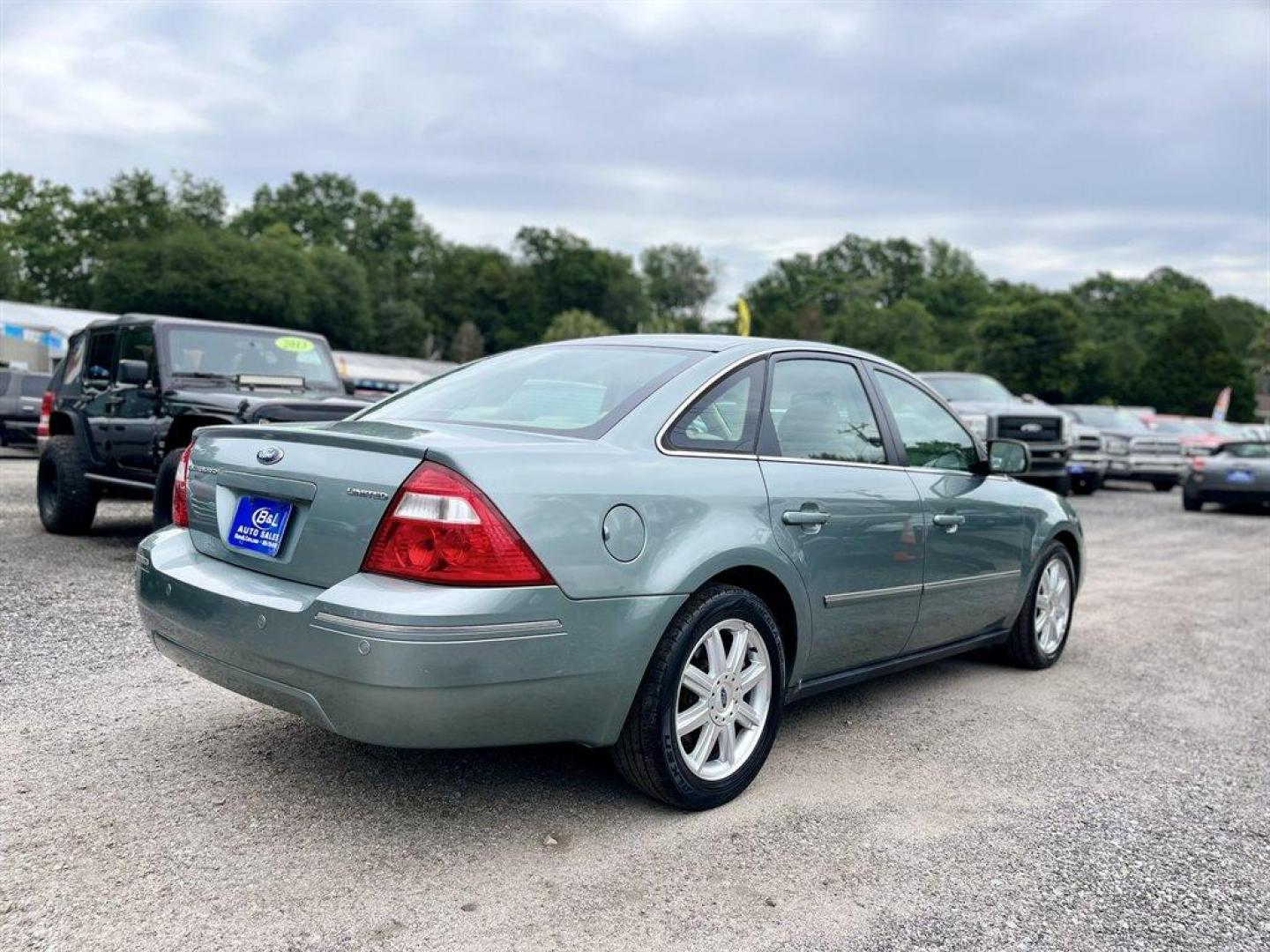 2005 Green /Tan Ford Five Hundred (1FAHP25175G) with an 3.0l V6 EFI 3.0l engine, Automatic transmission, located at 745 East Steele Rd., West Columbia, SC, 29170, (803) 755-9148, 33.927212, -81.148483 - Special Internet Price! 2005 Ford Five Hundred Limited with AM/FM stereo, Sunroof, Cruise control, Leather interior, Powered driver seat, Keyless entry keypad, Powered windows, Powered door locks, Plus more! - Photo#2