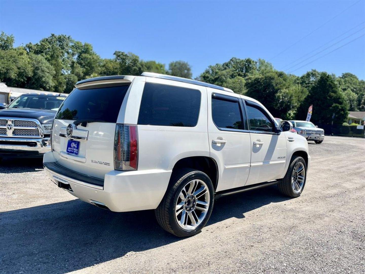 2012 White /Tan Cadillac Escalade (1GYS3CEFXCR) with an 6.2l V8 SFI OHV Flex 6.2l engine, Automatic transmission, located at 745 East Steele Rd., West Columbia, SC, 29170, (803) 755-9148, 33.927212, -81.148483 - Special Internet Price! 2012 Cadillac Escalade Premium with Bluetooth, AM/FM radio, Cruise control, Backup camera, Navigation, Sunroof, Leather interior, Powered front seats, 3rd row seating, Rear entertainment, Powered windows, Powered door locks, Plus more! - Photo#2