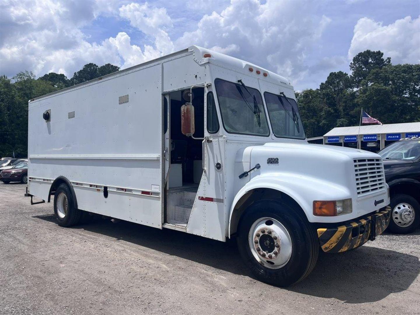 1996 White /Grey International 4700 (1HTSCAAN5TN) , Automatic transmission, located at 745 East Steele Rd., West Columbia, SC, 29170, (803) 755-9148, 33.927212, -81.148483 - Photo#2