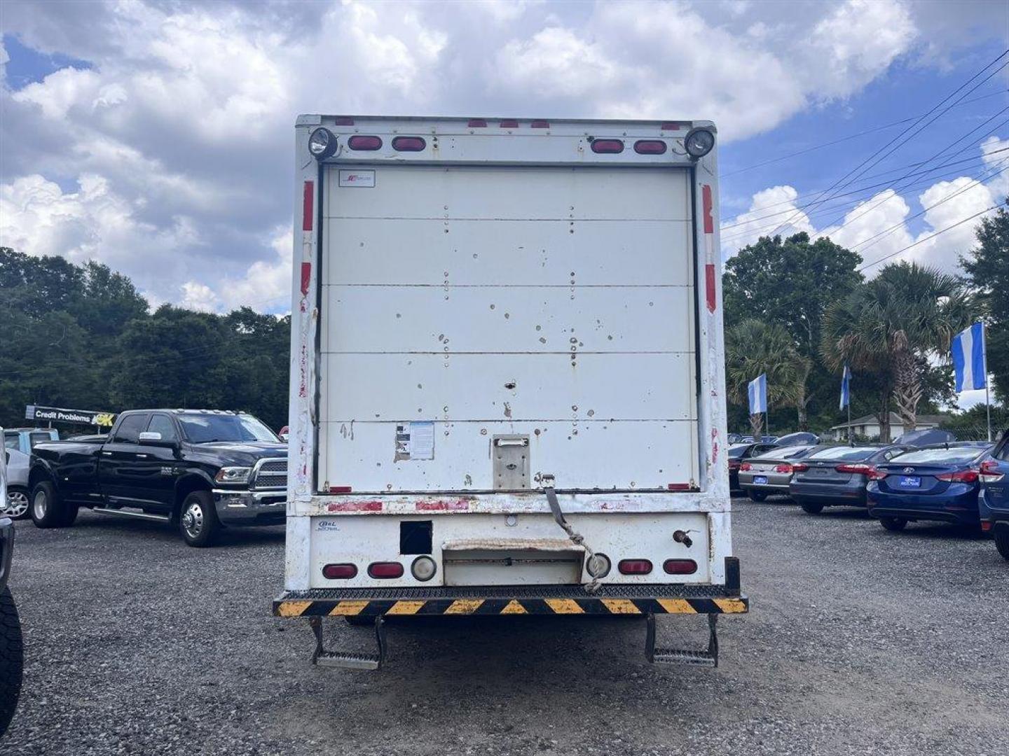 1996 White /Grey International 4700 (1HTSCAAN5TN) , Automatic transmission, located at 745 East Steele Rd., West Columbia, SC, 29170, (803) 755-9148, 33.927212, -81.148483 - Photo#3